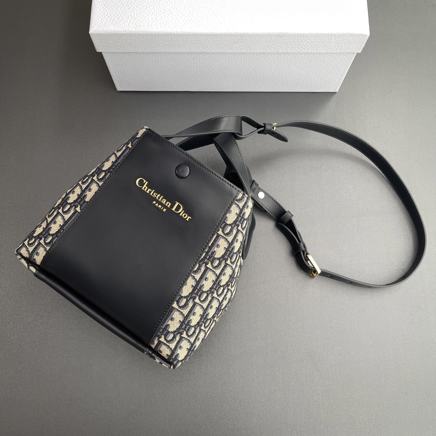 【顶级高端～进口材料】小号Signature 水桶包

编号：M2840 
规格：w21×h19×d11cm
