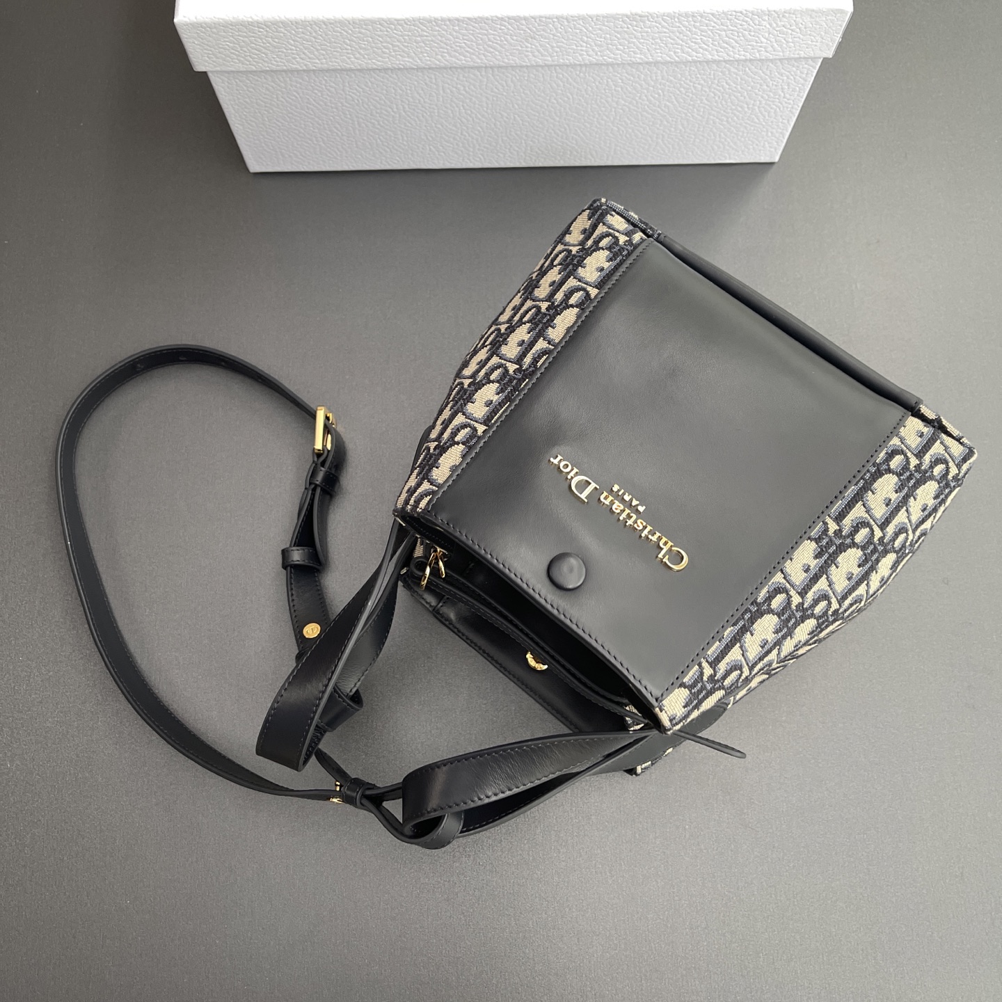 【顶级高端～进口材料】小号Signature 水桶包

编号：M2840 
规格：w21×h19×d11cm
