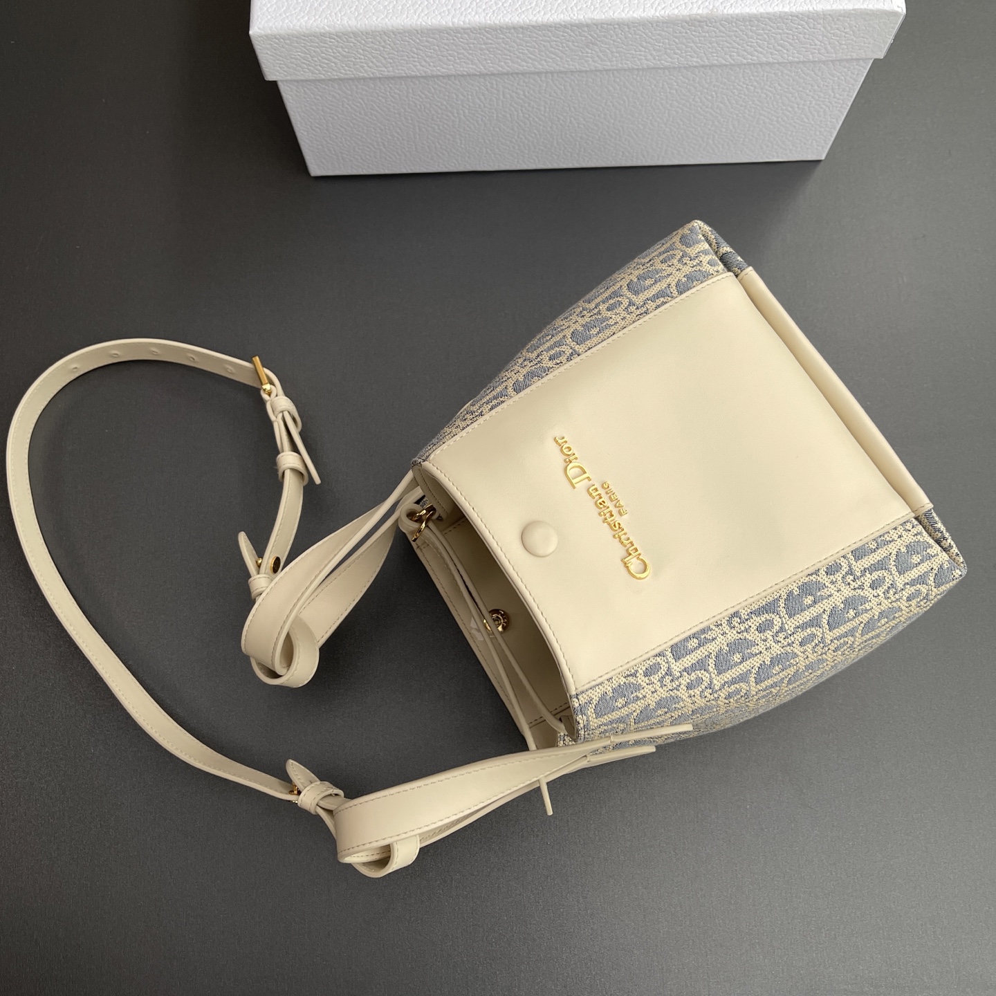 【顶级高端～进口材料】小号Signature 水桶包

编号：M2840 
规格：w21×h19×d11cm
