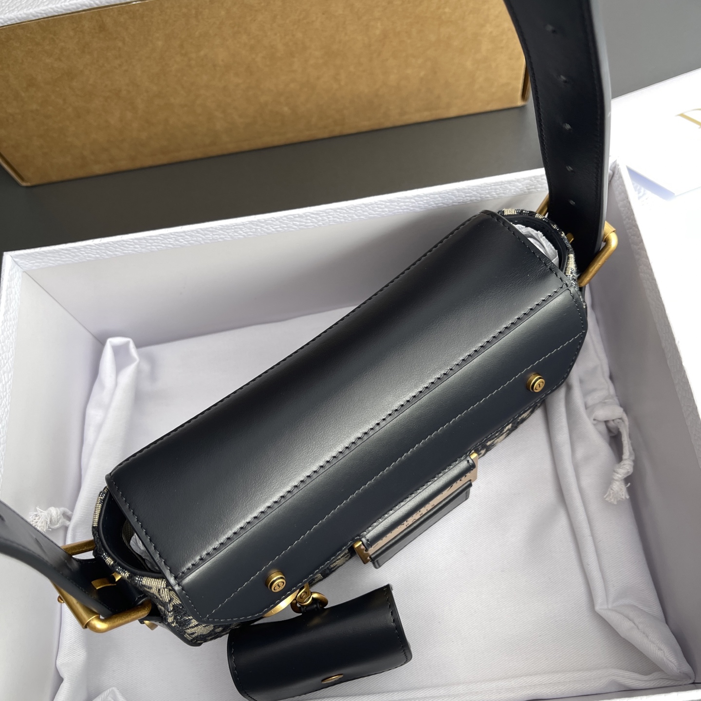 p890。【顶级高端～进口材料】Streetchic小号手袋

这款手袋采用蓝色Oblique印花面料和同色调光滑牛皮革精心制作，搭配磁性翻盖，饰以镌刻磁标志的复古金色饰面金属饰牌提升格调。带有一个同色调牛皮革可拆卸小袋，可收纳无线耳机，亦可挂在各D形饰环上。可调节，可拆卸肩带，可肩背或斜挎。
编号：M3913蓝D/刺绣
规格：w24×h12.5×d5cm
