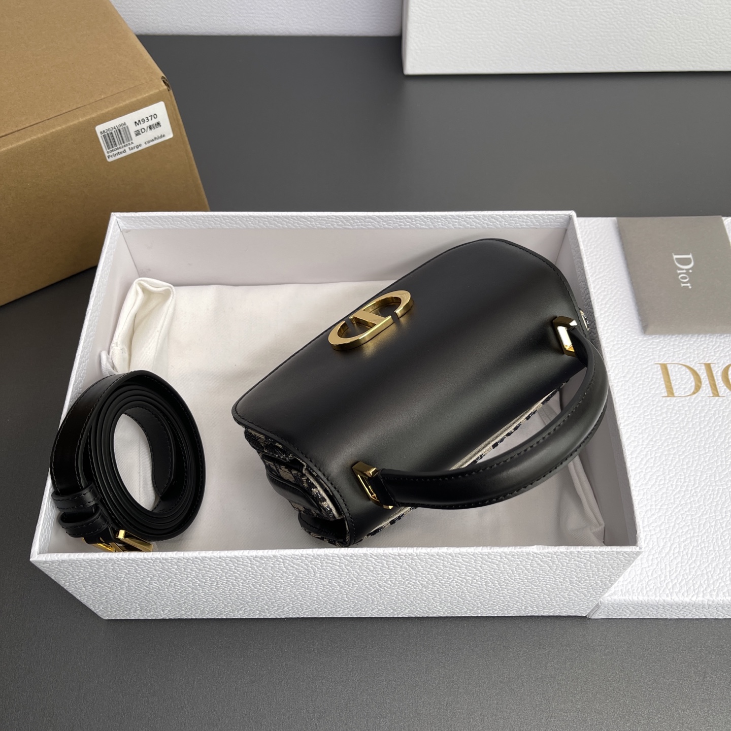 p780。【顶级高端～进口材料】
30Montaigne   Avenue Top Handle 
这款手袋采用典雅简约设计，采用蓝色提花面料精心制作，突显经典款的Oblique印花，别具一格。搭配饰以皮革的可拆卸链条肩带，可手提,肩背或斜挎。
编号：M9370 蓝D/刺绣
规格：w19×h10×d8 cm
