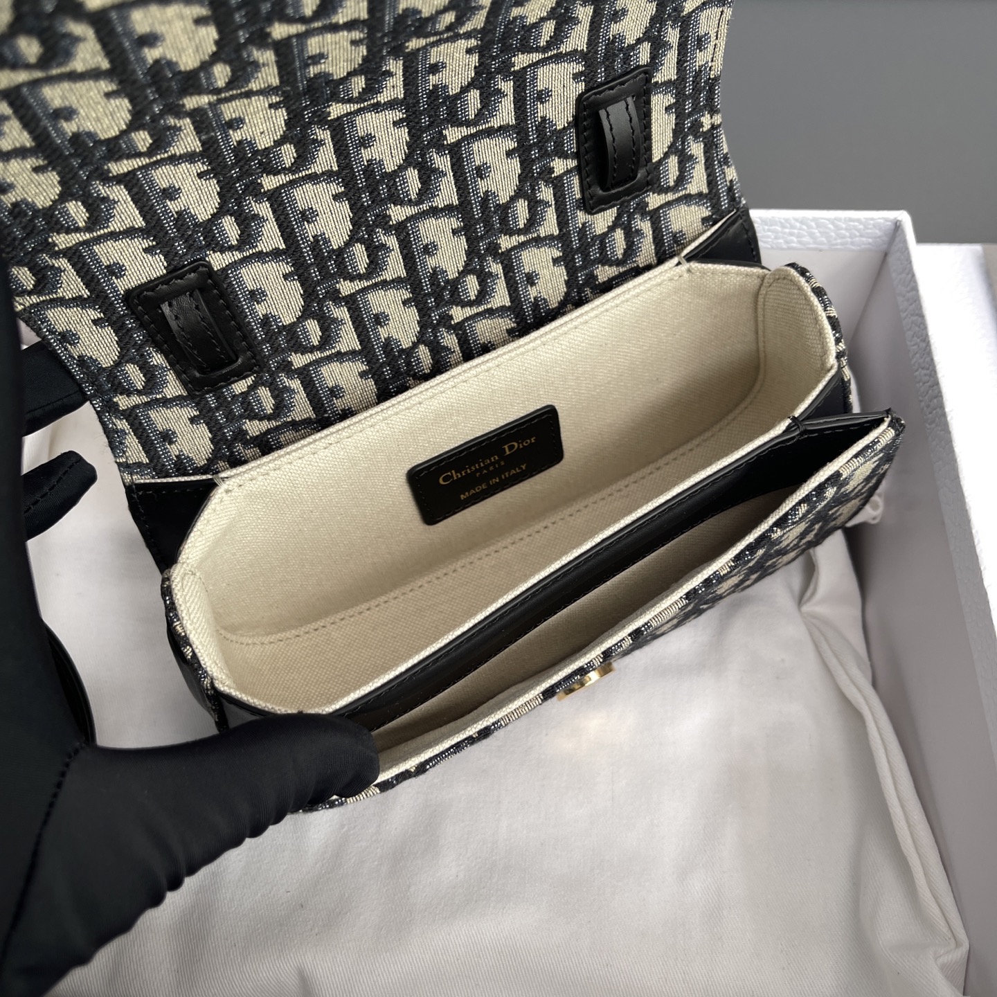 p780。【顶级高端～进口材料】
30Montaigne   Avenue Top Handle 
这款手袋采用典雅简约设计，采用蓝色提花面料精心制作，突显经典款的Oblique印花，别具一格。搭配饰以皮革的可拆卸链条肩带，可手提,肩背或斜挎。
编号：M9370 蓝D/刺绣
规格：w19×h10×d8 cm

