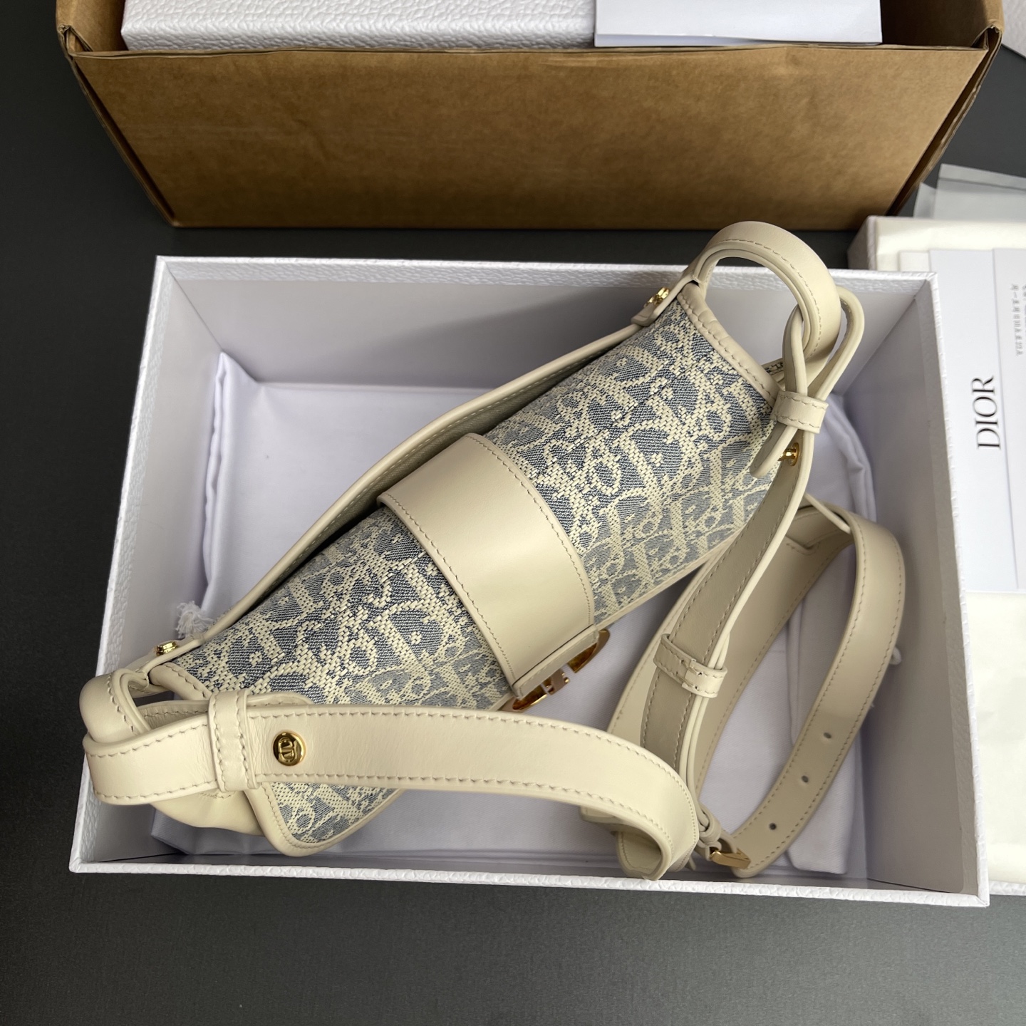 p790。【顶级高端～进口材料】
30 Montaigne 中号学院包
这款手袋以时尚精致的设计丰富30 Montaigne系列。浅饼干色光滑牛皮革搭配蓝色格纹布，即一种轻盈的棉质牛仔布，饰以耐久的酒椰草线刺绣，彰显优雅气质。正面点缀以复古金色饰面金属标志提升格调。拉链隔层可收纳各种日常用品，搭配可调节,可拆卸的皮革肩带，可优雅地肩背或斜挎，打造百搭造型。
编号：M9363海盐蓝
规格：w24×h17×d9cm
