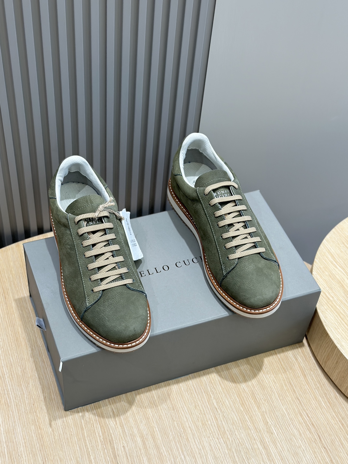 NO:274162,BC spring and summer new product is available for sale Brunello Cucinelli BC lacing men's casual shoes. The rich texture of the grained calfskin highlights the elegant leather feel | Contrasting soft suede shoe lifts along the edge and embellished with the iconic Solomeo logo. Inner white benzene dyed calfskin special for 0.5mm round punching design breathable and not stuffy. The bottom outsole is a high-density elastic rubber foam cut material | wear-resistant and not easy to deform. The surface of the sole is covered with 4mm thick Italian imported leather. The edge strips. The individual logo on the outsole and the unique water rippling grooves. Design | Luxury instantly burst Size: 39-44 (customized by 38.45.46), brunello cucinelli,cowhide,chamois leather19860909BC春夏新品发售Brunello Cucinelli BC 系带男士休闲鞋.粒面小牛皮的丰富纹理突出了优雅皮革感 | 沿边和点缀着标志性Solomeo徽标的撞色软麂皮鞋提.内里本白色苯染专用小牛皮.0.5mm圆形冲孔设计 透气不闷脚.下层大底是高密度弹性大的橡胶发泡裁料| 耐磨不易变形.大底表层周圈贴4mm厚意大利进口真皮 沿条.外底上的个性logo和独特的水波纹凹槽 设计 |奢华度瞬间爆棚 Size:39-44（38.45.46定做）,,brunello cucinelli,cowhide,chamois leather,Men's shoes