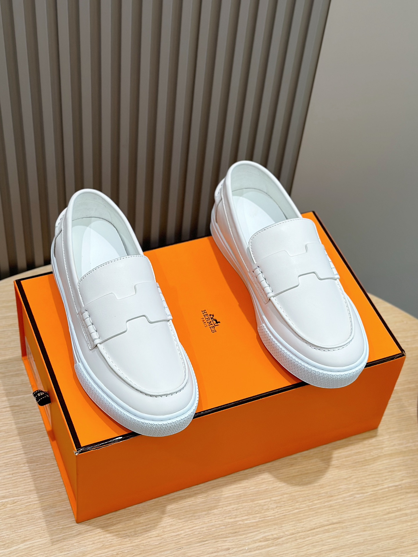 איכות בלתי -מתבקשת
 הרמס נעליים סניקרס מוֹקָסִינִים לבן גברים Calfskin קווייד גומא אופנה רגיל