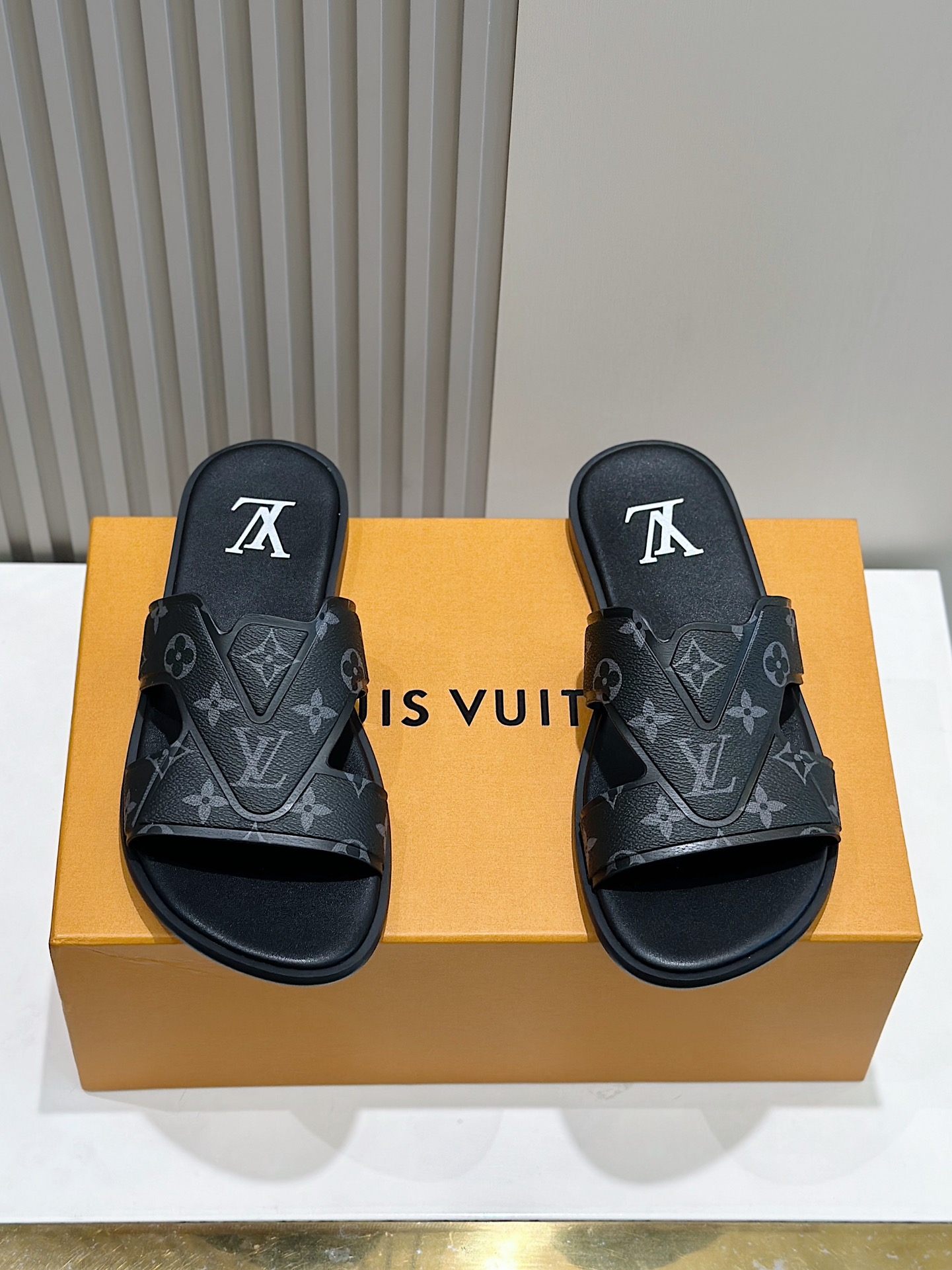מעצב 7 כוכבים העתק
 לואי ויטון מוּשׁלָם
 נעליים נעלי בית קיץ גברים קווייד גומא
