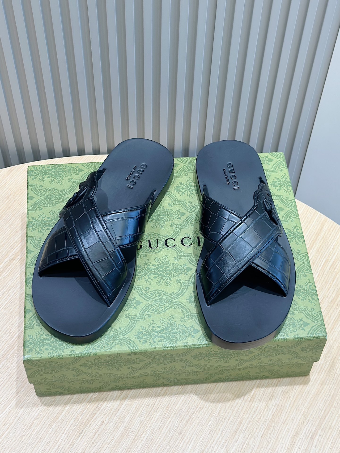 Gucci Scarpe Pantofole Nero Openwork Uomini Pelle bovina Cuoio genuino