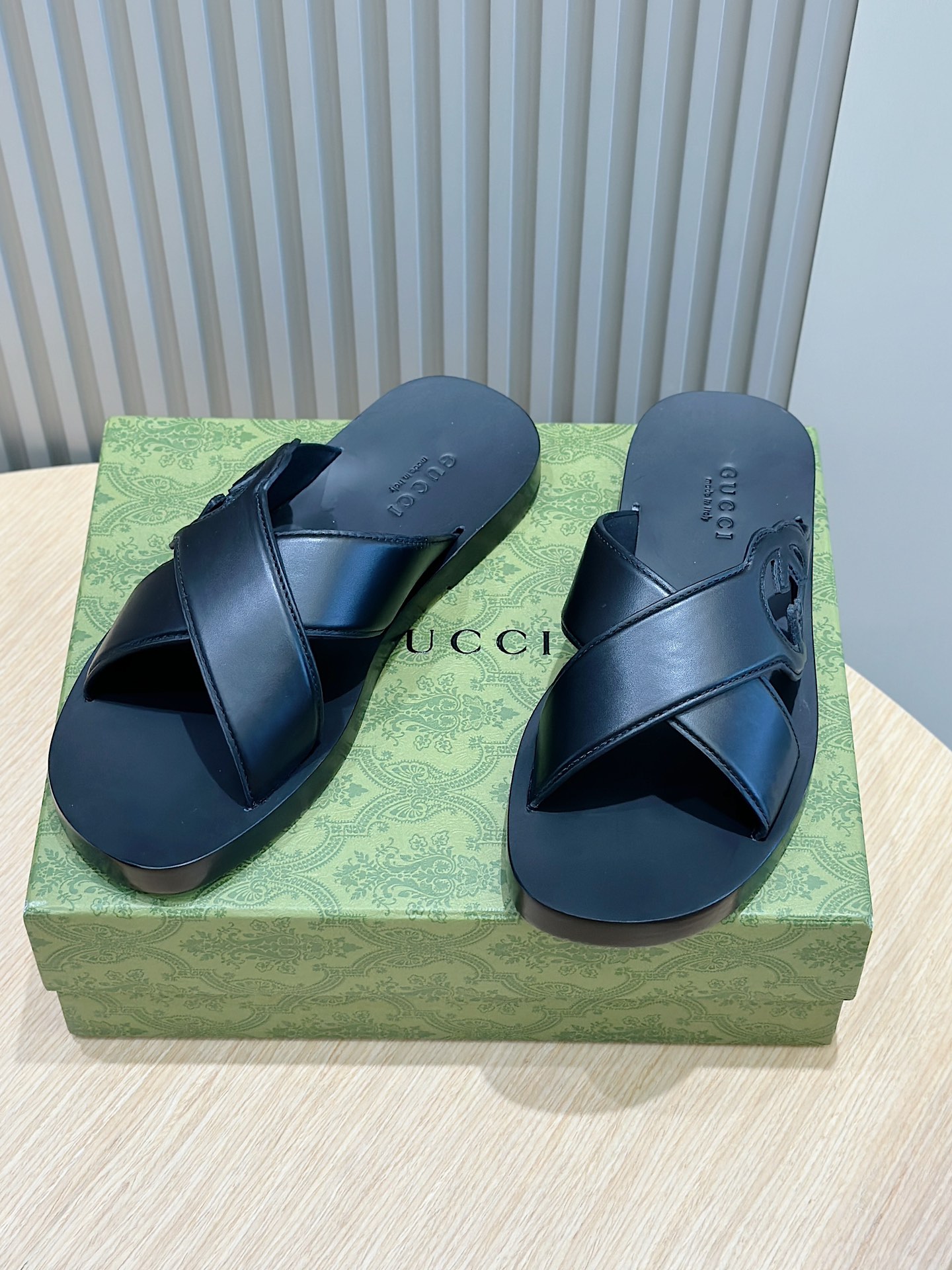 Come iniziare a vendere replica
 Gucci Lusso
 Scarpe Pantofole Nero Openwork Uomini Pelle bovina Cuoio genuino