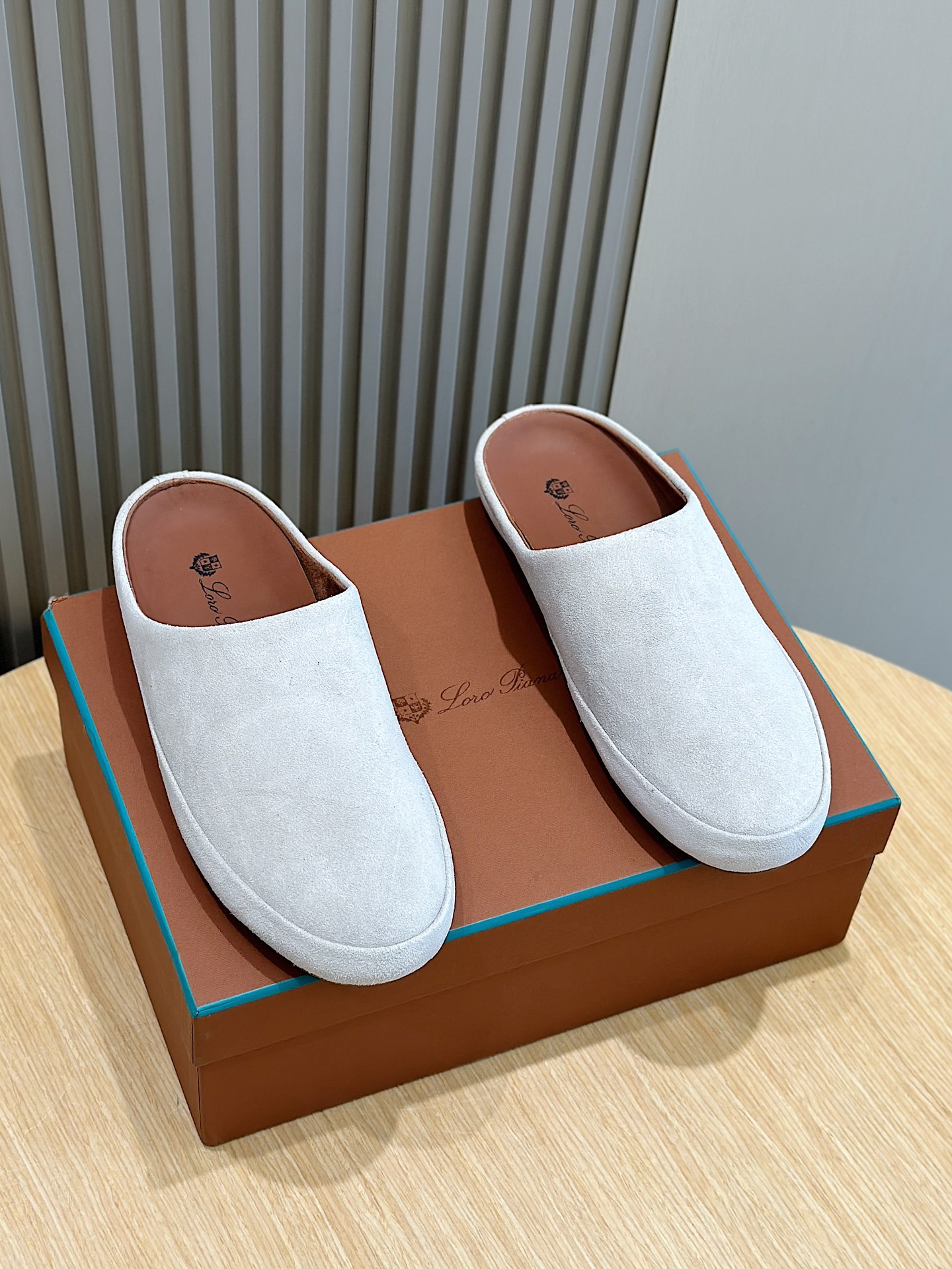 העתק מעצבי חנויות
 Loro Piana נעליים נעלי בית קיץ מעצב זול
 קווייד Lambskin גומא עור כבשים רגיל