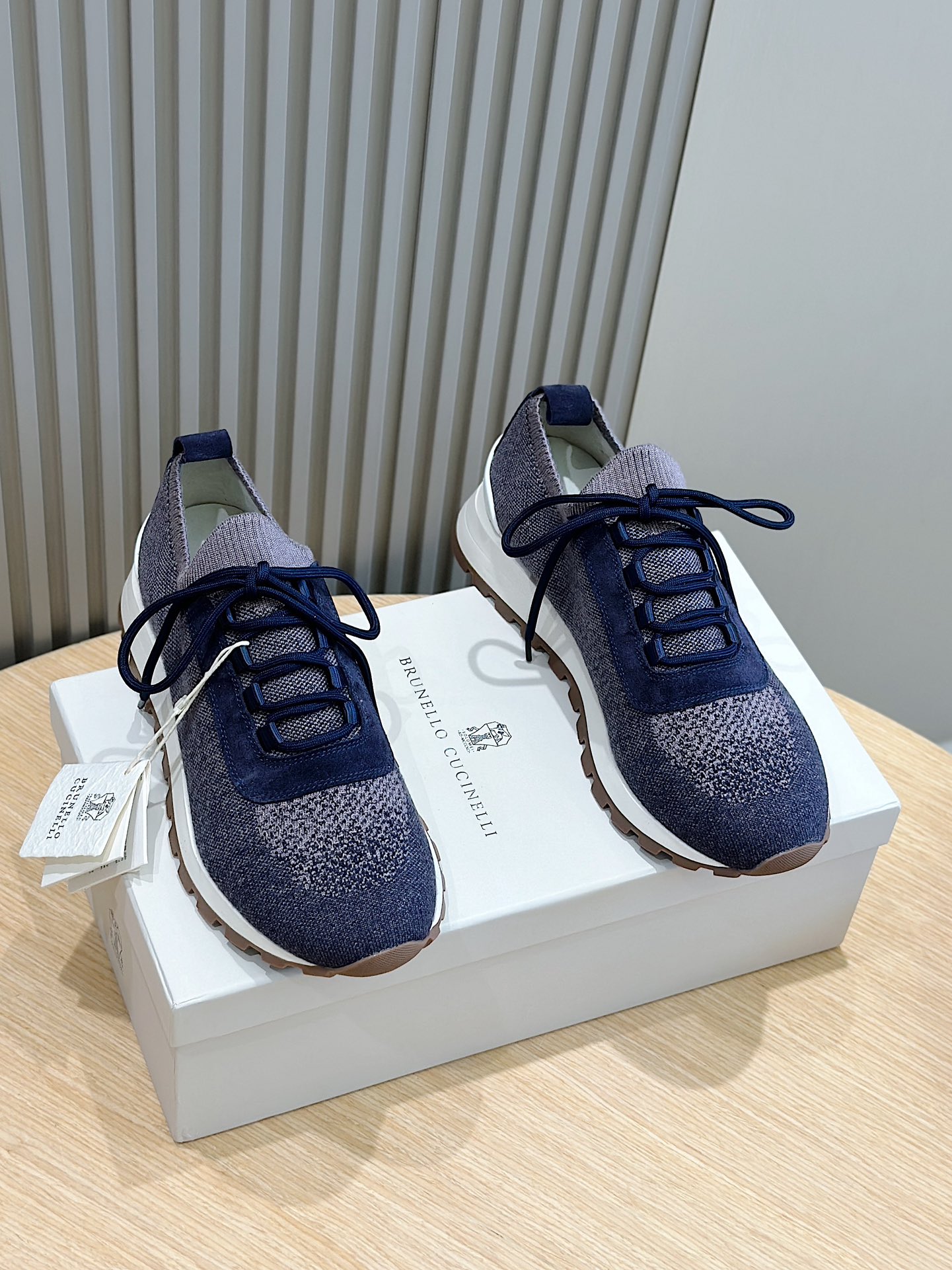 NO:555355,Brunello Cucinelli fly-knit men's sneakers Precious yarn inspired the design of the new sneakers. The fly-knit upper is a modern interpretation of the classic style. The semi-polished calfskin trim is highlighted on the thin and comfortable knitted fabric, highlighting the sophistication with sharp material contrast. Size: 39-44 (3845 customization),, brunello cucinelli, sneakers,cowhide19860909Brunello Cucinelli飞织男士运动鞋 珍贵纱启发了新运动鞋的设计,飞织鞋面以现代方式诠释经典款式.半抛光小牛皮饰条凸显在薄而舒适的针织物上,以鲜明的材质对比彰显精致. Size:39-44(3845定制）,,brunello cucinelli,sneakers,cowhide,Men's shoes