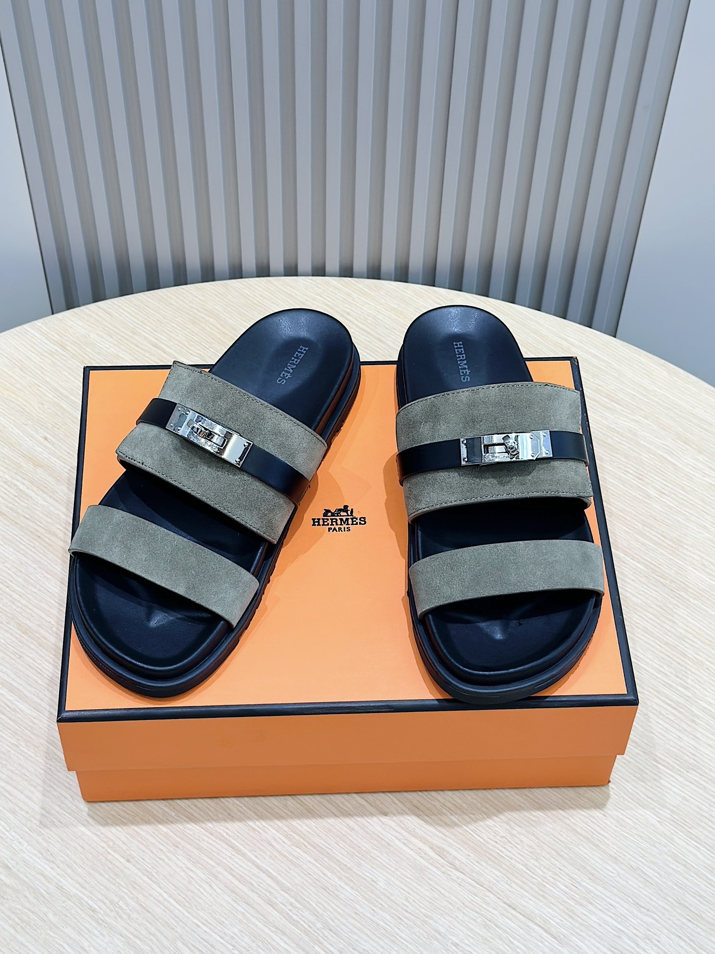 ¿Es ilegal comprar?
 Hermes Zapatos Sandalias Pantuflas Hombres Piel de vaca Cuero Caucho Casual