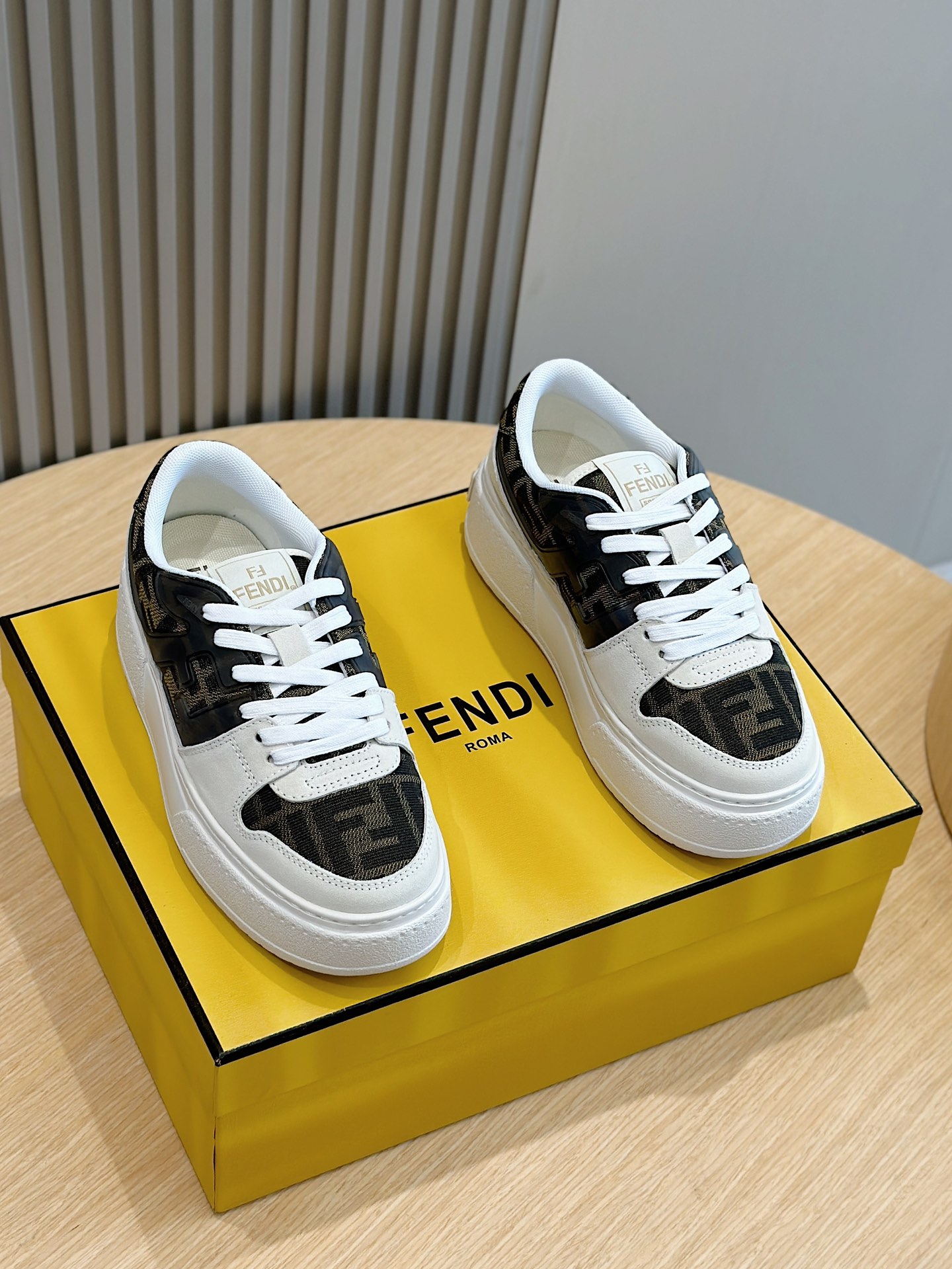 פנדי נעליים סניקרס חום אפור לבן ניסקס שמואיzaire2006. kgm גומא רגיל