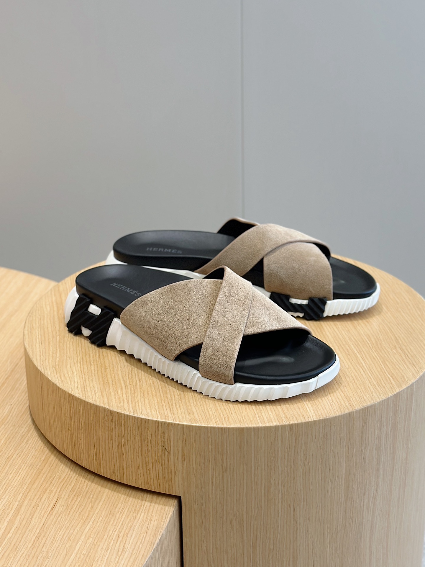 Hermès Men's Sandal: Stylish Leather Slides with Comfortable Footbed 4 i1722255614 1037 6