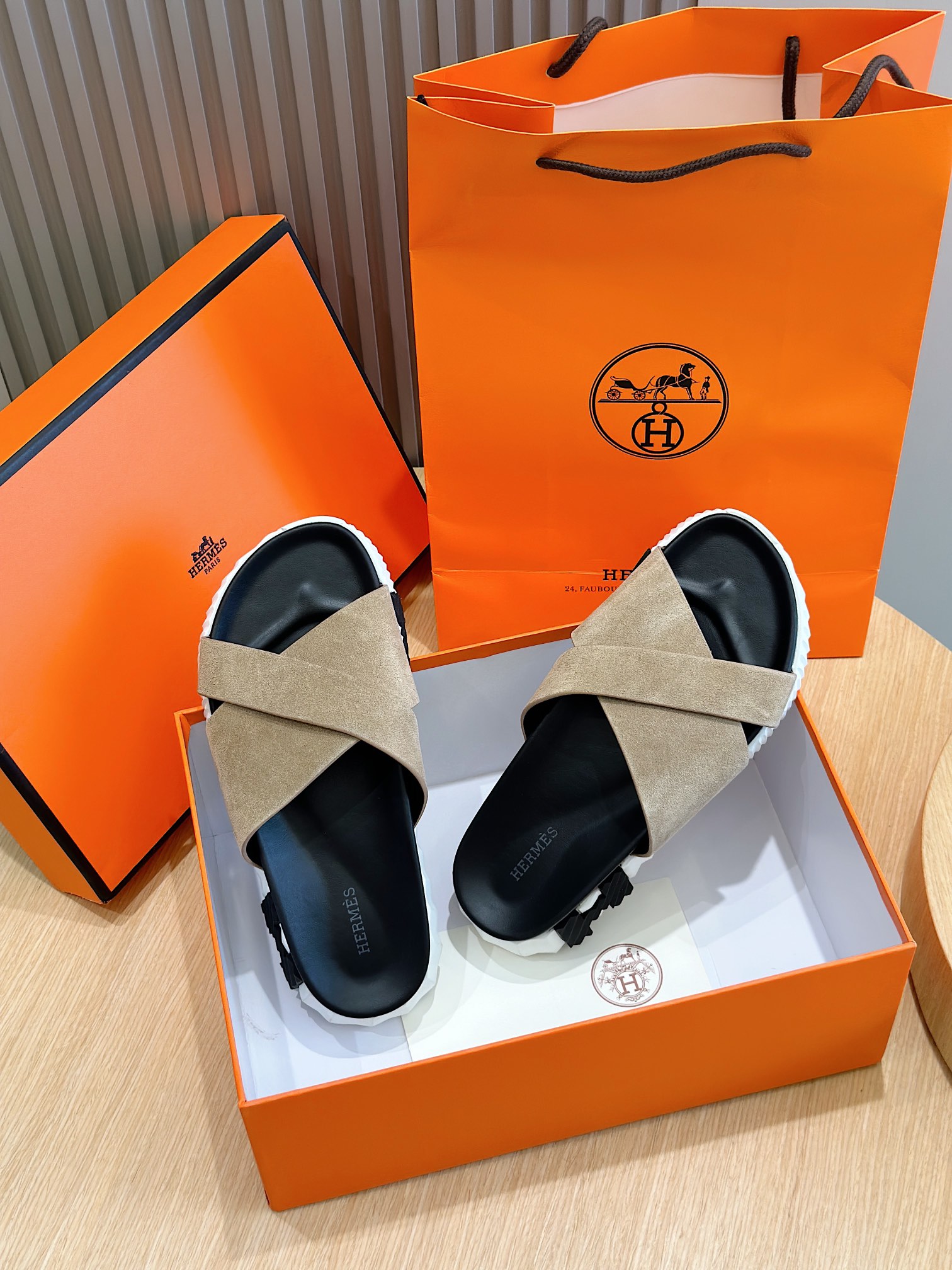 Hermès Men's Sandal: Stylish Leather Slides with Comfortable Footbed 9 i1722255614 4031 0