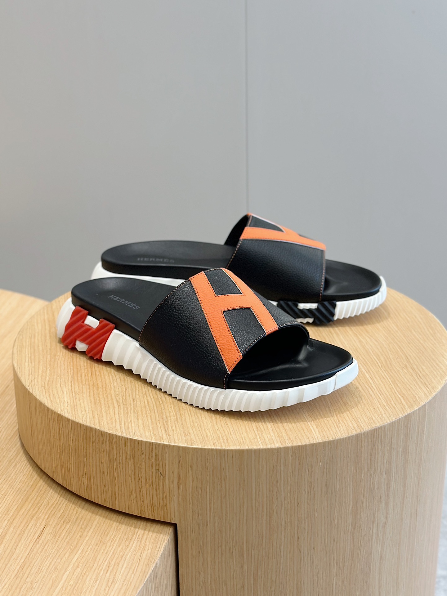 Hermes Men's Izmir Sandal: Leather Slides with Signature 'H' Cutout Design 4 i1722255755 3011 1