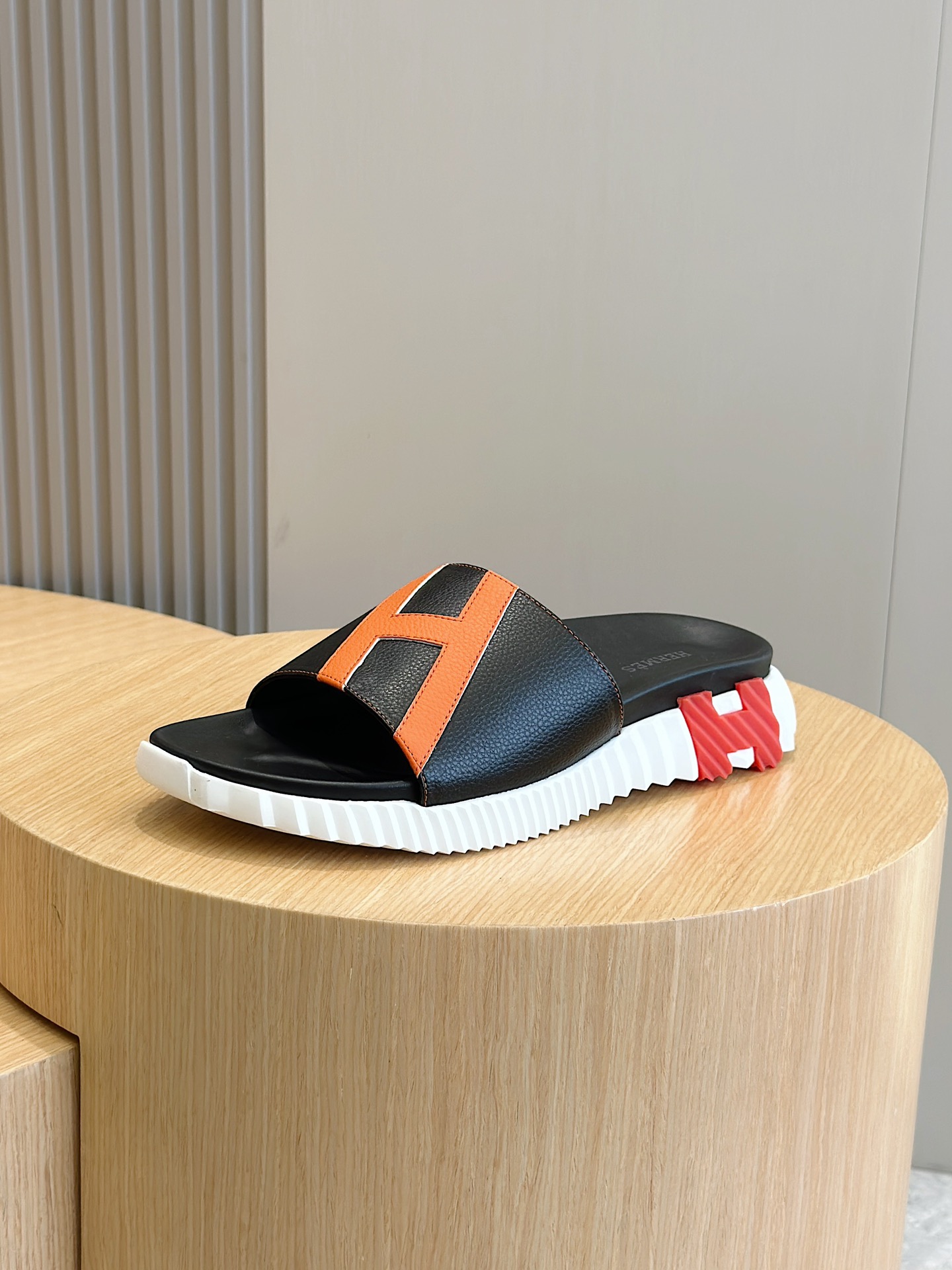 Hermes Men's Izmir Sandal: Leather Slides with Signature 'H' Cutout Design 3 i1722255755 4228 0