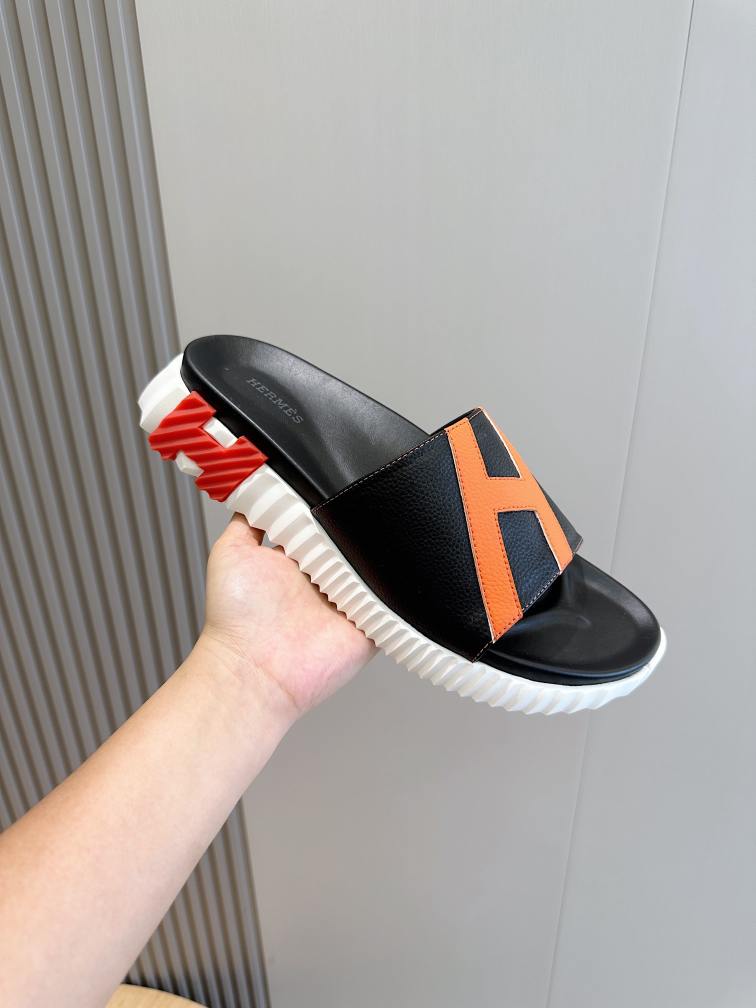 Hermes Men's Izmir Sandal: Leather Slides with Signature 'H' Cutout Design 6 i1722255755 9666 2