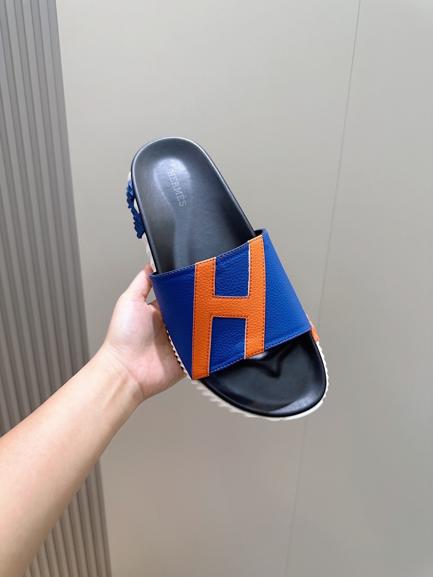 Hermes Men's Izmir Sandal: Lightweight Leather Slides for Ultimate Comfort 5 i1722255794 2486 1