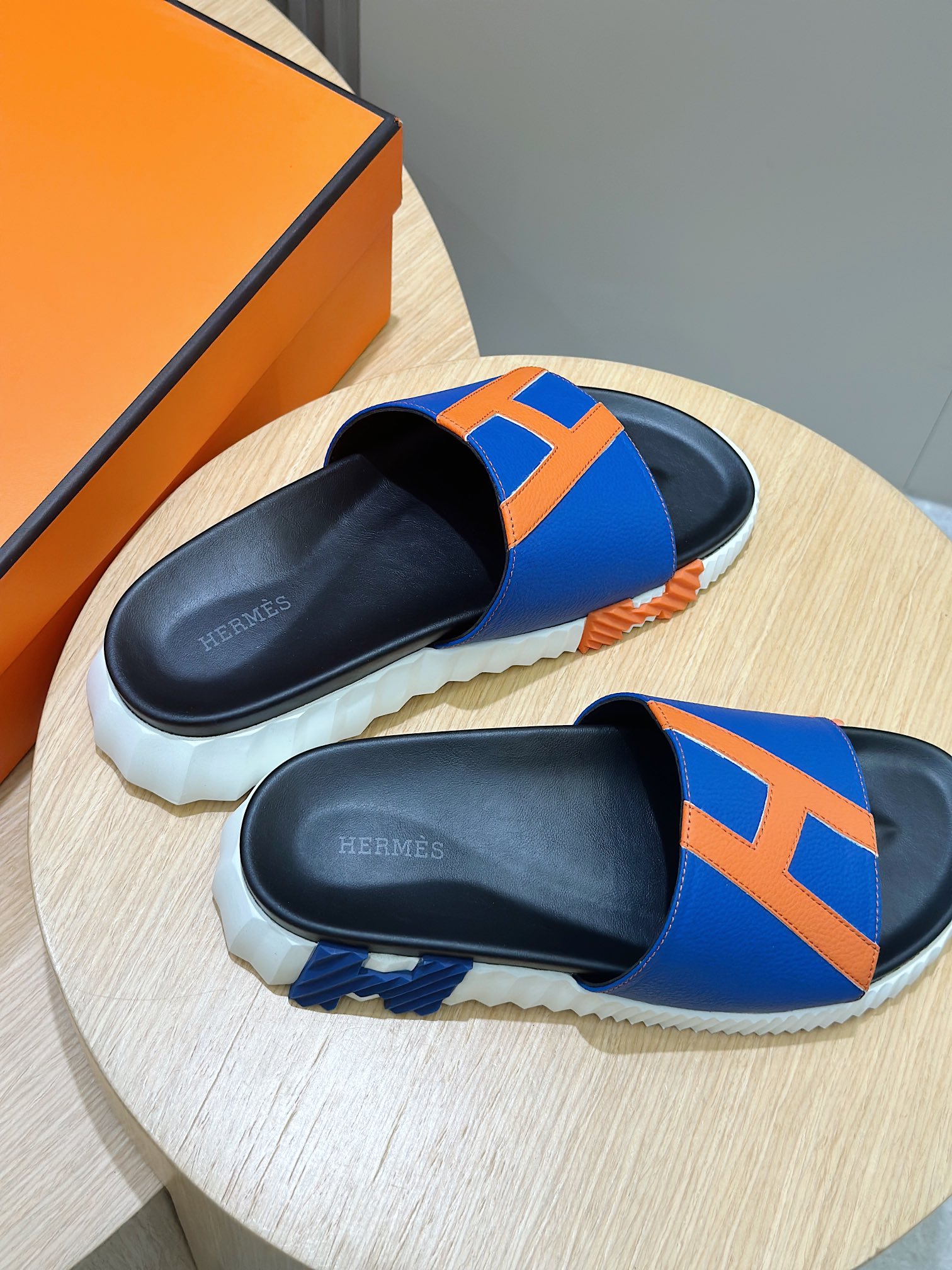 Hermes Men's Izmir Sandal: Lightweight Leather Slides for Ultimate Comfort 7 i1722255795 5242 6