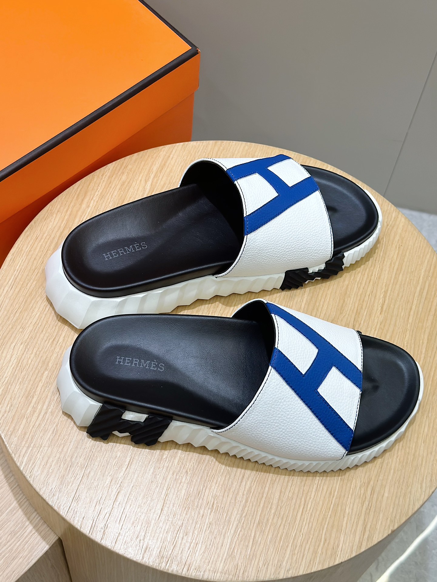 Hermes Men's Leather Slider Sandals with Iconic 'H' Design 7 i1722255812 6095 6