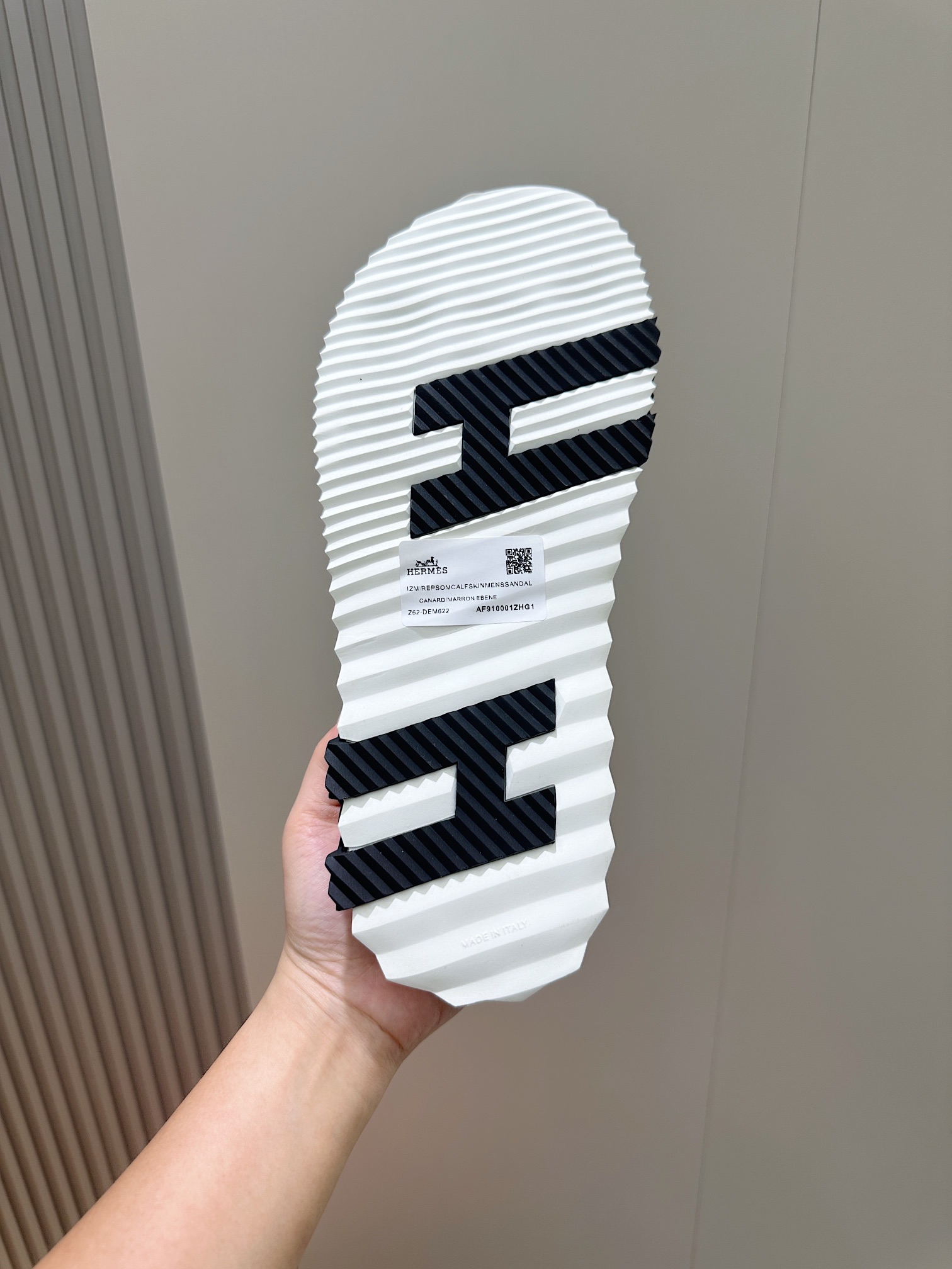 Hermes Men's Leather Slider Sandals with Iconic 'H' Design 8 i1722255812 6437 0