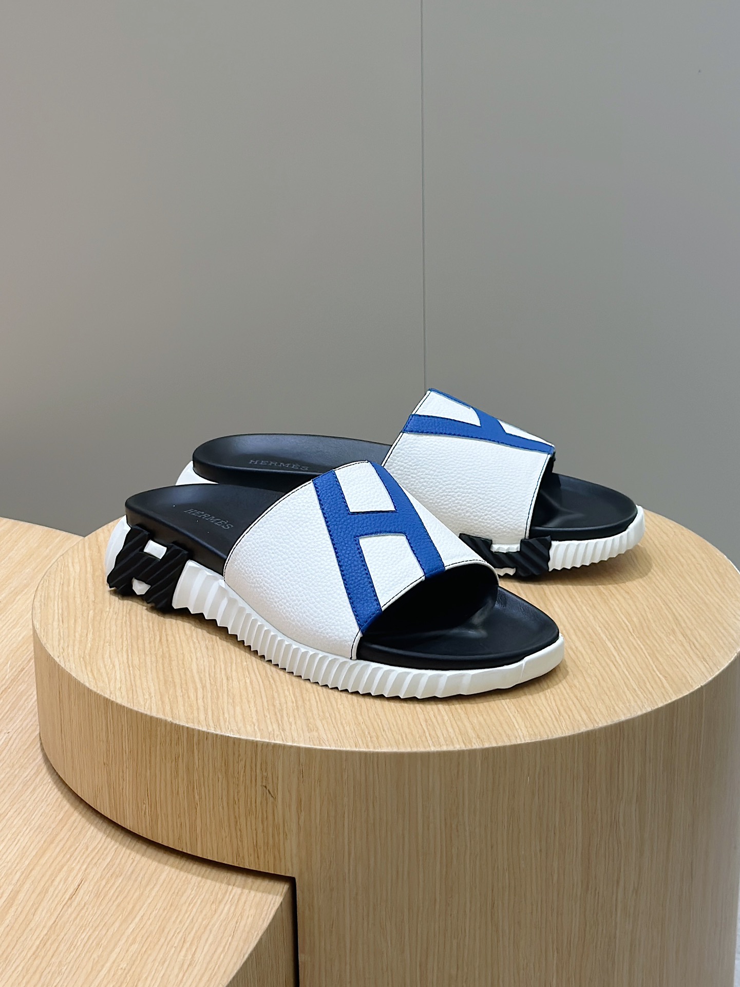 Hermes Men's Leather Slider Sandals with Iconic 'H' Design 4 i1722255812 8947 2