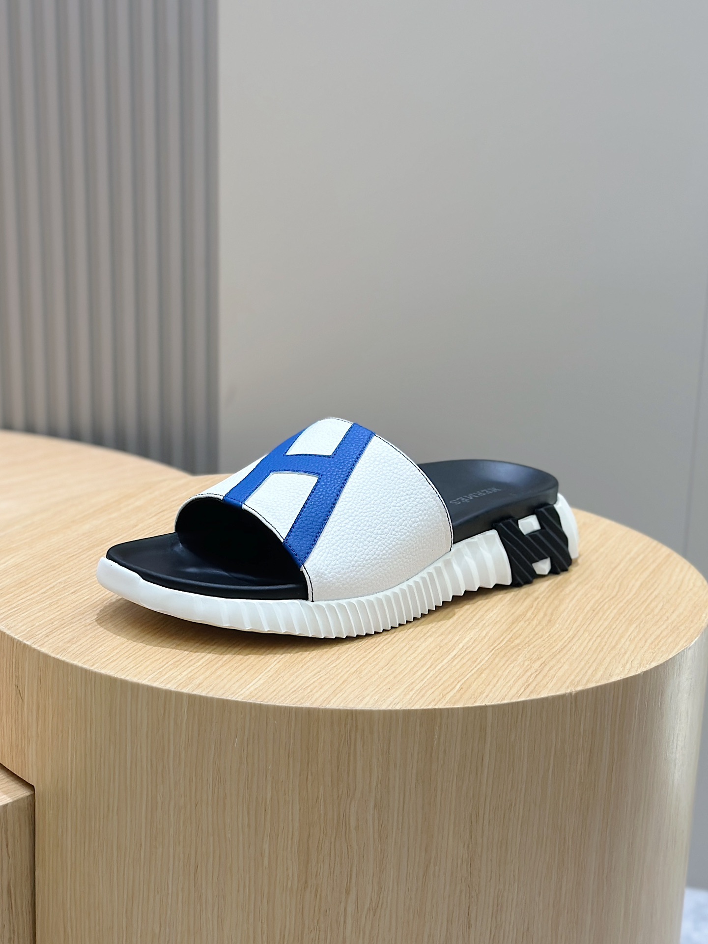 Hermes Men's Leather Slider Sandals with Iconic 'H' Design 3 i1722255812 9213 1