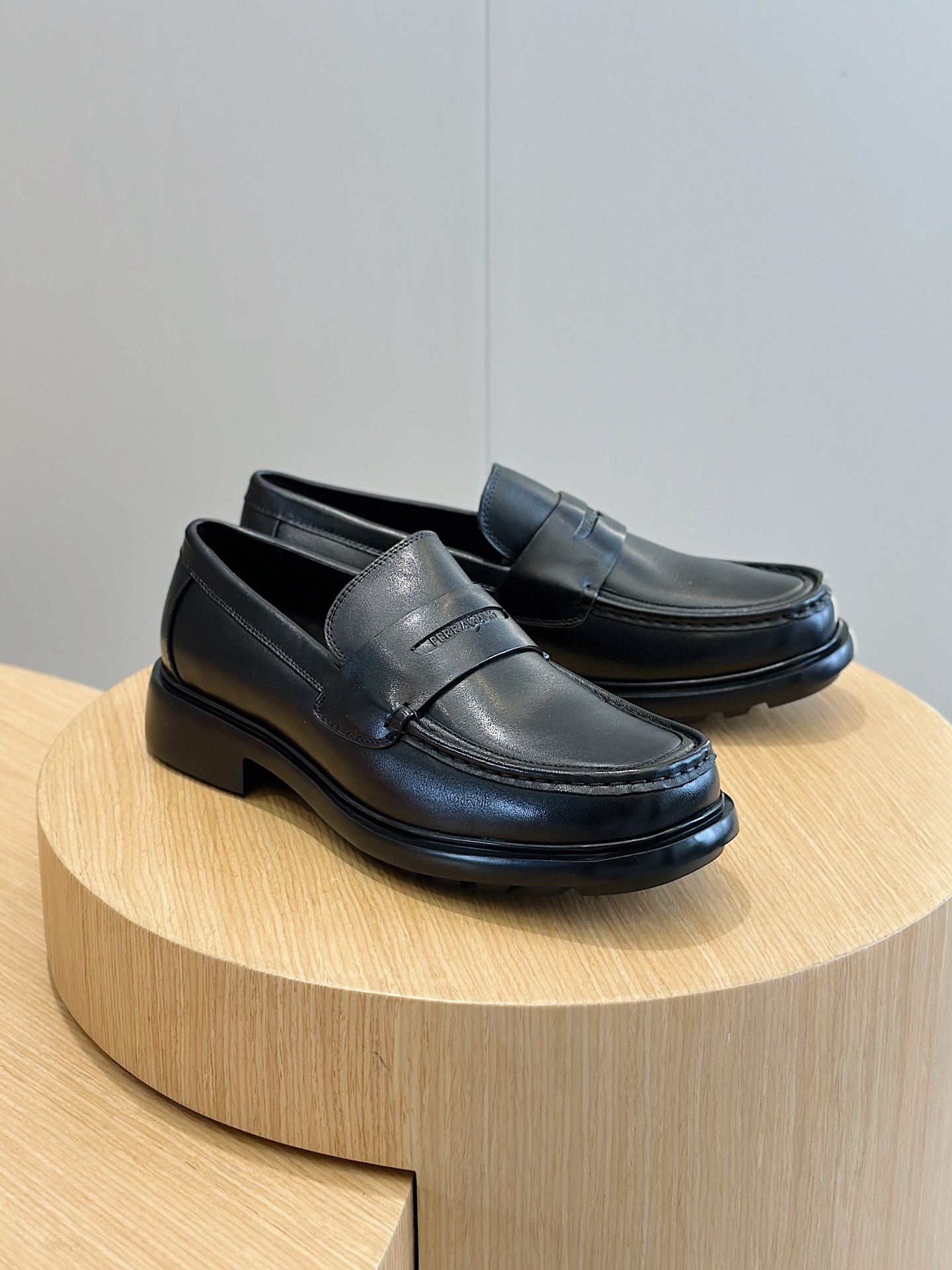 Nouveau Ferragam0Les mocassins en cuir de vachette Ferragam0 sont délicatement détaillés et superbement fabriqués, plein de vin moderne hors tempérament style flexible et polyvalentCuir de vachette italien souple sélectionné avec embellissement boucle plaqué palladium sur le cou-de-pied et semelle en mousse ultra-légère avant-gardiste pour assurer une excellente adhérenceTaille : 39-44 (38 45 sur mesure)P840-High-fashion factory