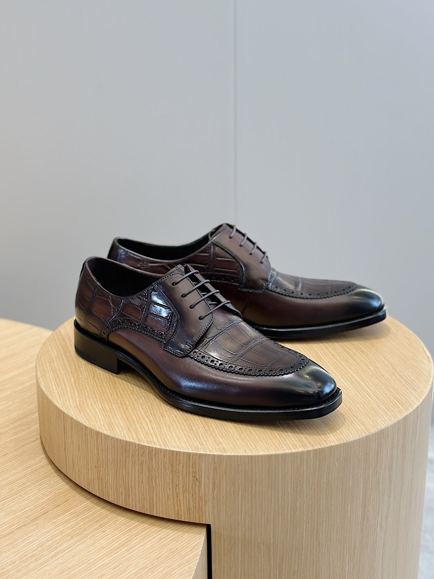 Berluti nuevos zapatos formales hechos a mano zapatos de negocios escuchar el ritmo de frotamiento para presenciar el brillo gradual en los zapatos de cada paciente y meticuloso proceso para alcanzar la excelencia en el arte de la artesanía de cuero de vaca importados forro de cuero suela de cuero Tamaño:39-44 (38.45 costumbre) P1100-alta fábrica de imitación