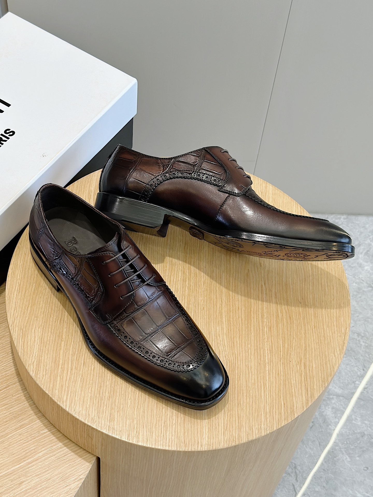 Berluti nuevos zapatos formales hechos a mano zapatos de negocios escuchar el ritmo de frotamiento para presenciar el brillo gradual en los zapatos de cada paciente y meticuloso proceso para alcanzar la excelencia en el arte de la artesanía de cuero de vaca importados forro de cuero suela de cuero Tamaño:39-44 (38.45 costumbre) P1100-alta fábrica de imitación