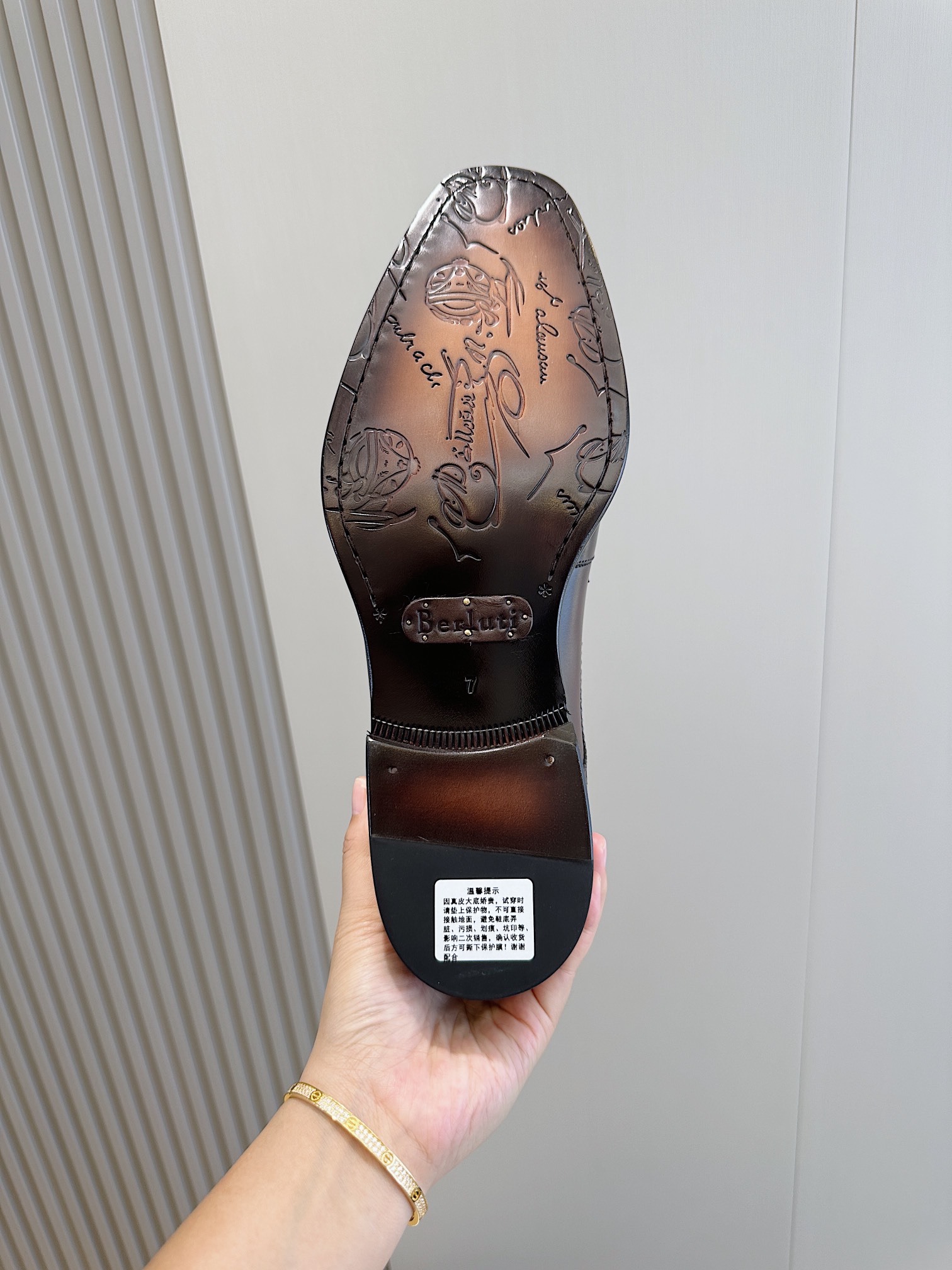 Berluti nuevos zapatos formales hechos a mano zapatos de negocios escuchar el ritmo de frotamiento para presenciar el brillo gradual en los zapatos de cada paciente y meticuloso proceso para alcanzar la excelencia en el arte de la artesanía de cuero de vaca importados forro de cuero suela de cuero Tamaño:39-44 (38.45 costumbre) P1100-alta fábrica de imitación