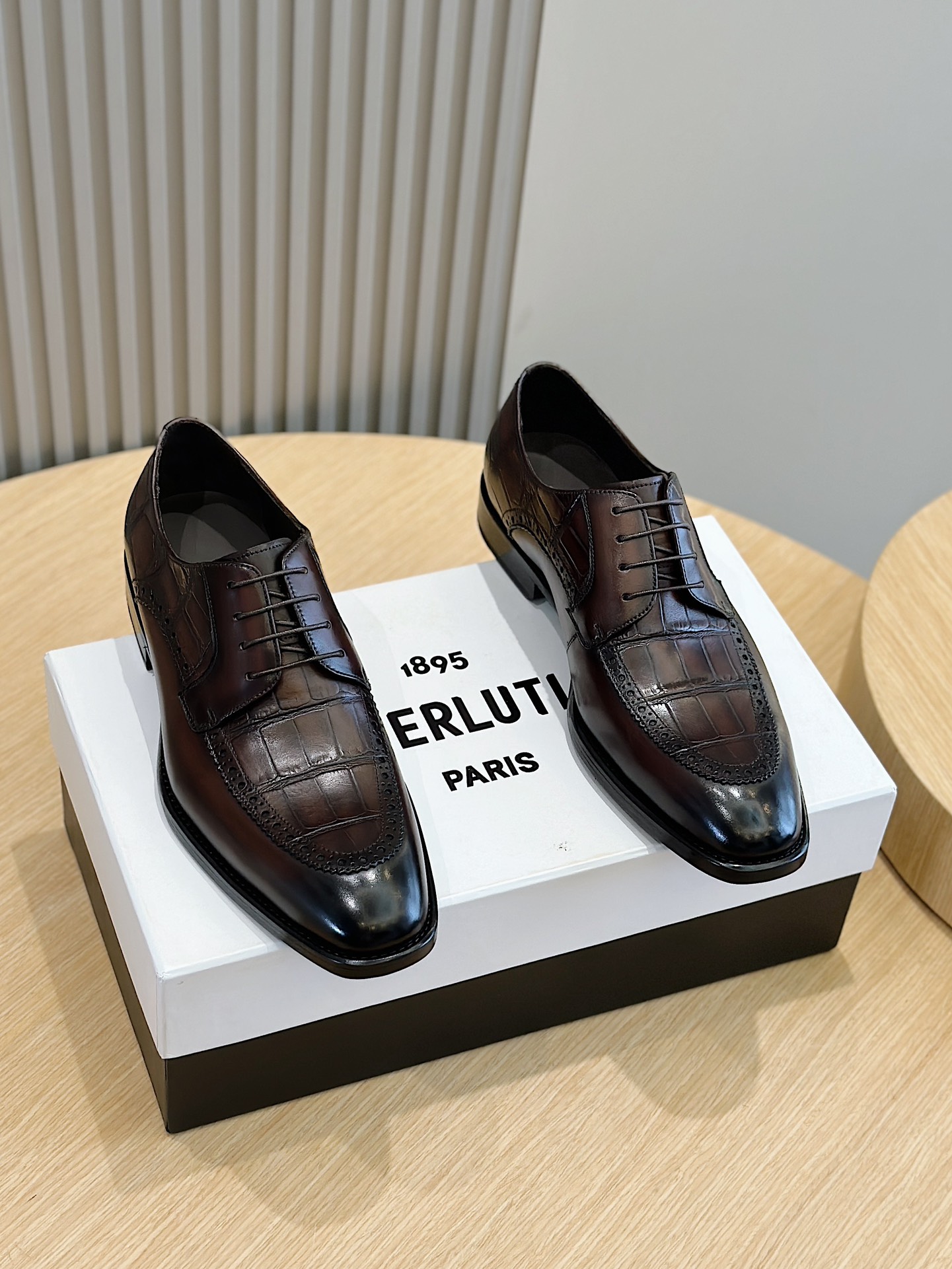 Berluti novos sapatos formais sapatos de negócios feitos à mão ouvir o ritmo da fricção para testemunhar o brilho gradual sobre os sapatos cada paciente e meticuloso processo para alcançar a excelência na arte do artesanato importado couro de vaca couro de vaca forro sola de couro Tamanho: 39-44 (38,45 personalizado) P1100-Fábrica de alta imitação