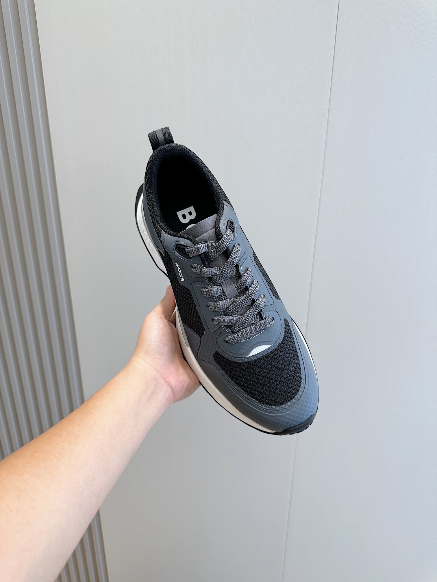 Boss classic men's sneakersThese stylish sneakers are crafted from a mix of materials with smooth imported cowhide leather and sporty mesh materialBack trim tabs on the tongue and side panels incorporate the brand's designImported cowhide leather spliced with mesh + lightweight EVA sole and rubber baseSize:39-44(38.45 customized)P960-High-fashion factory