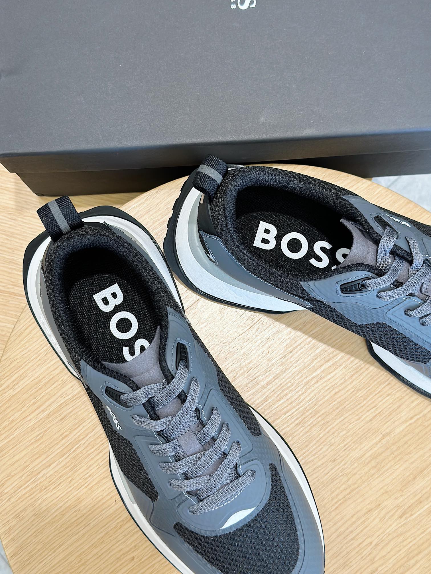 Boss classic men's sneakersThese stylish sneakers are crafted from a mix of materials with smooth imported cowhide leather and sporty mesh materialBack trim tabs on the tongue and side panels incorporate the brand's designImported cowhide leather spliced with mesh + lightweight EVA sole and rubber baseSize:39-44(38.45 customized)P960-High-fashion factory