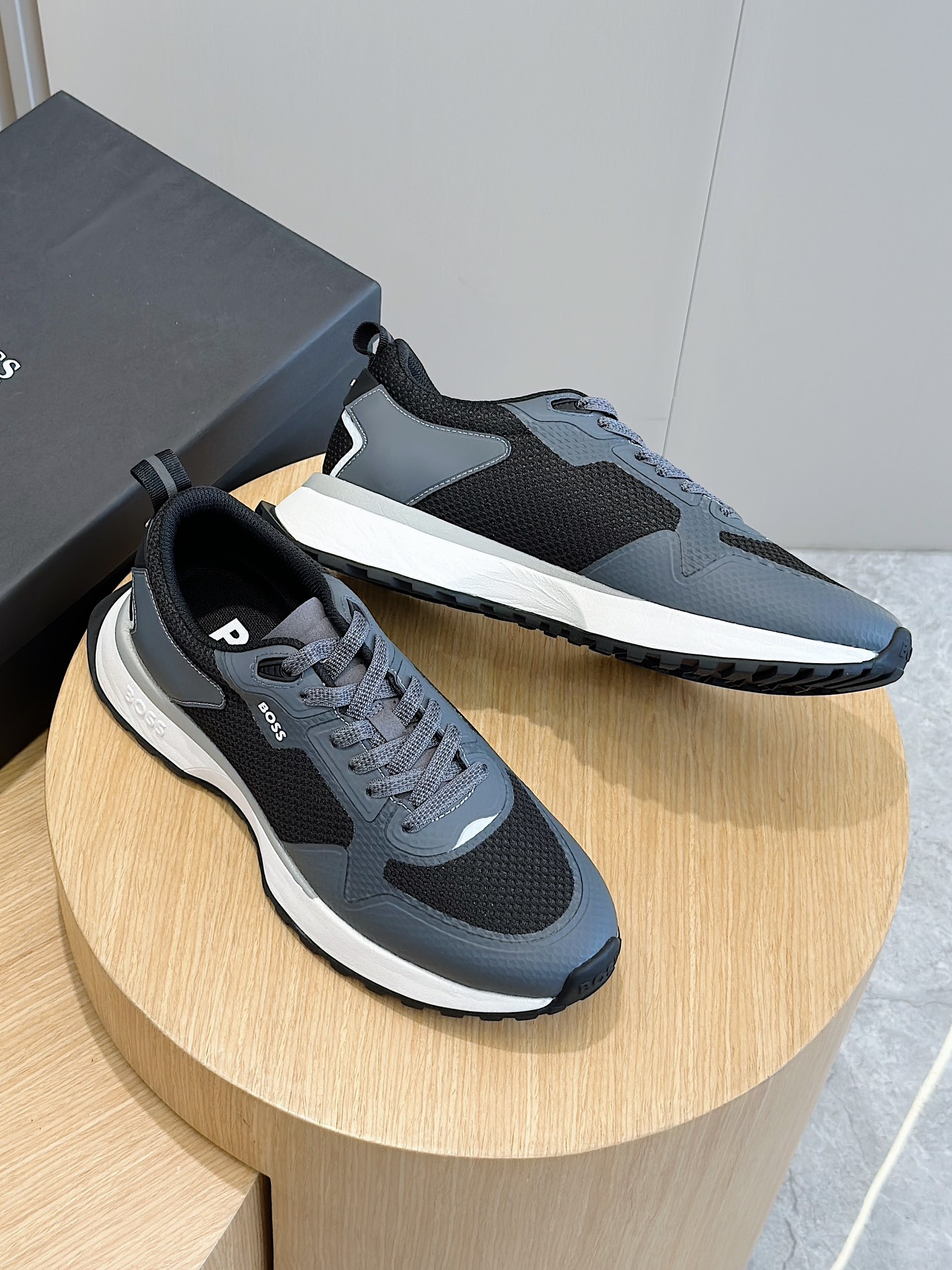 Boss classic men's sneakersThese stylish sneakers are crafted from a mix of materials with smooth imported cowhide leather and sporty mesh materialBack trim tabs on the tongue and side panels incorporate the brand's designImported cowhide leather spliced with mesh + lightweight EVA sole and rubber baseSize:39-44(38.45 customized)P960-High-fashion factory