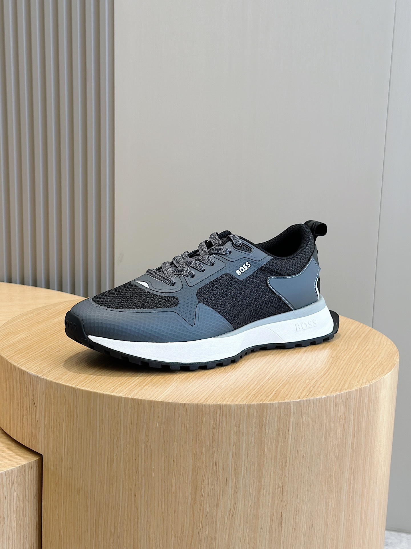 Boss classic men's sneakersThese stylish sneakers are crafted from a mix of materials with smooth imported cowhide leather and sporty mesh materialBack trim tabs on the tongue and side panels incorporate the brand's designImported cowhide leather spliced with mesh + lightweight EVA sole and rubber baseSize:39-44(38.45 customized)P960-High-fashion factory
