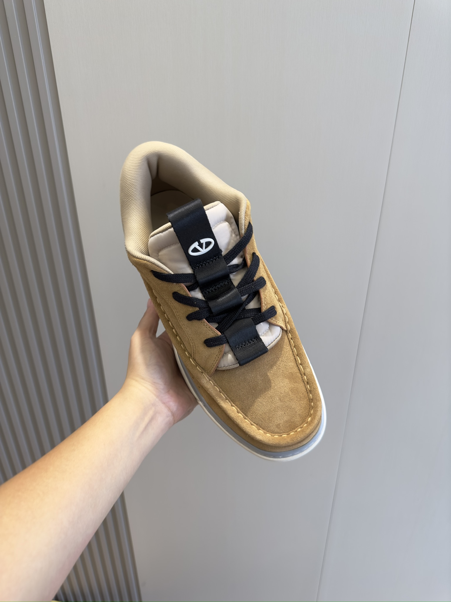 Image [4]-VALENTINO GARAVANI RUNBOOT MEN'S MID-TOP SHEEPSKIN SPORTSHOES-HAND-SEWED LEATHER- SIDE VALENTINO GARAVANI LOGO-HEEL AND TONGUE OVAL VLOGOS-RUBBER SOLESIZE:39-44 (38.45 made to order)P840-HIGH-FAME BAGS