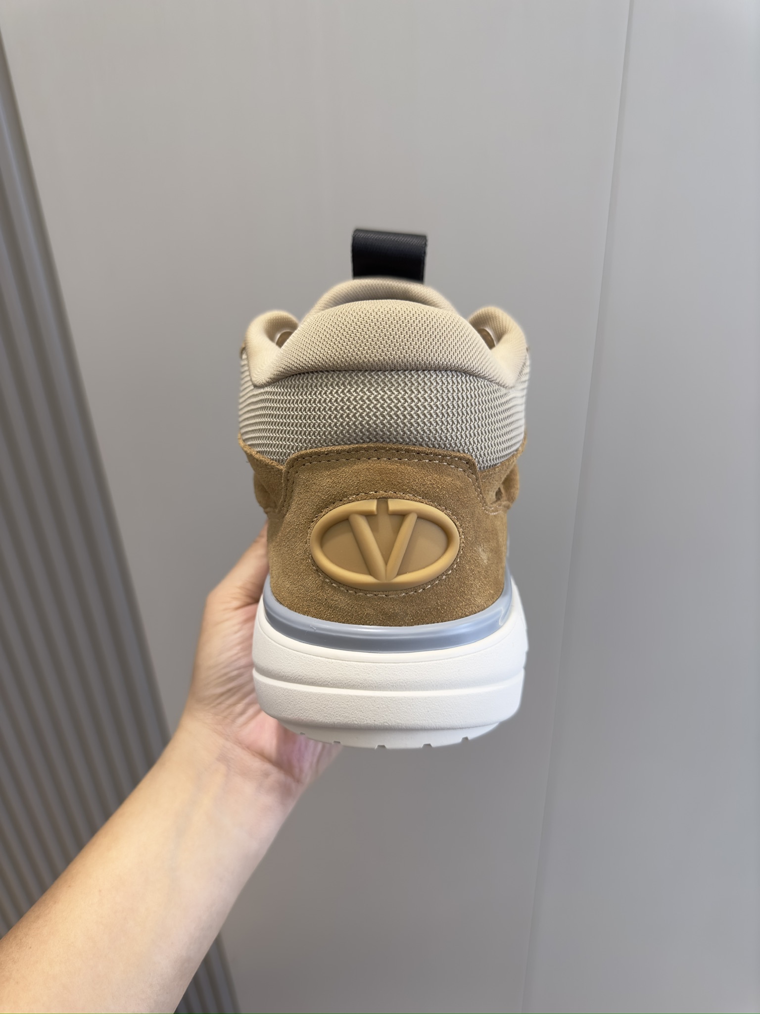 Image [6]-VALENTINO GARAVANI RUNBOOT MEN'S MID-TOP SHEEPSKIN SPORTSHOES-HAND-SEWED LEATHER- SIDE VALENTINO GARAVANI LOGO-HEEL AND TONGUE OVAL VLOGOS-RUBBER SOLESIZE:39-44 (38.45 made to order)P840-HIGH-FAME BAGS