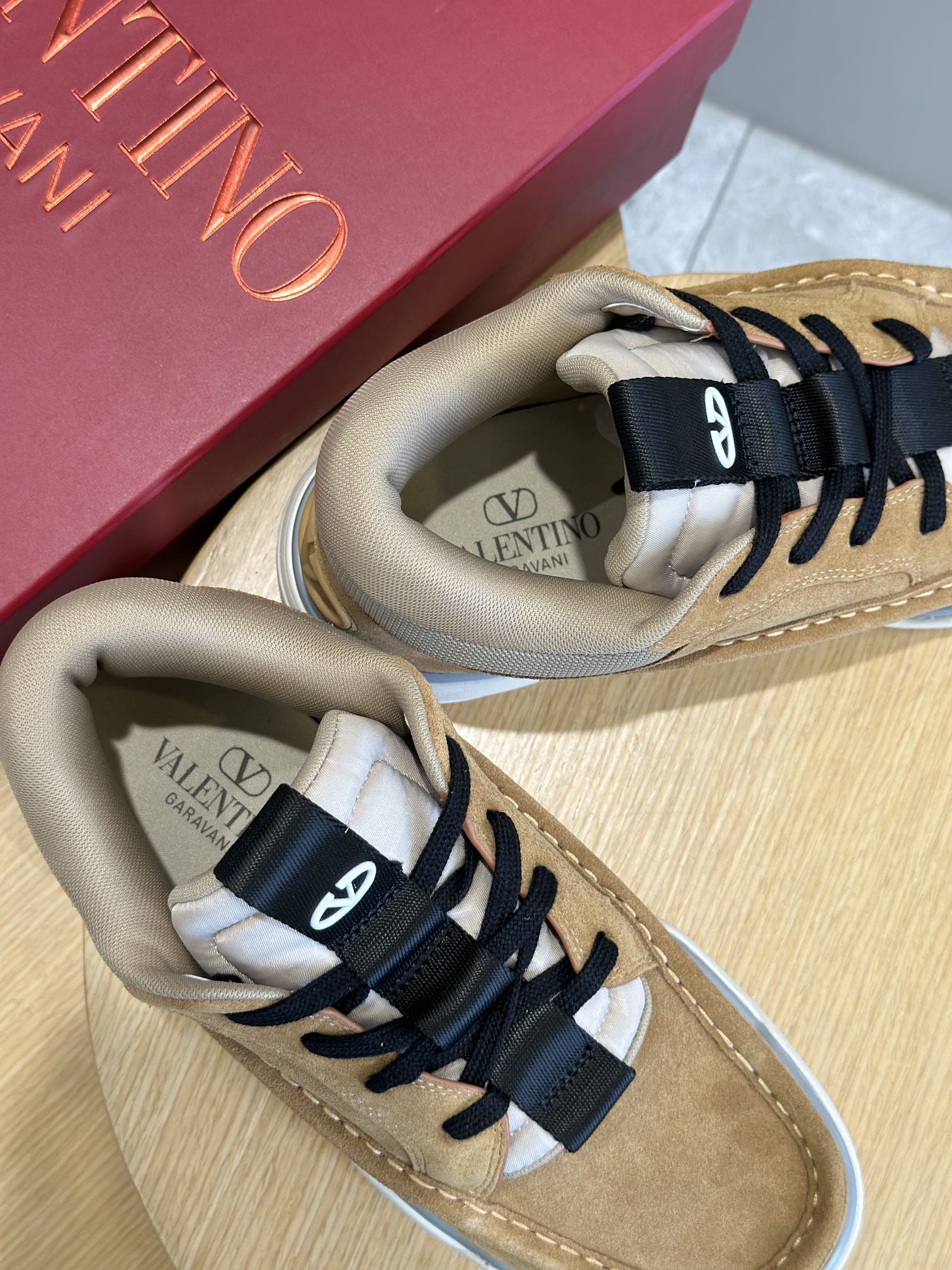 Image [8]-VALENTINO GARAVANI RUNBOOT MEN'S MID-TOP SHEEPSKIN SPORTSHOES-HAND-SEWED LEATHER- SIDE VALENTINO GARAVANI LOGO-HEEL AND TONGUE OVAL VLOGOS-RUBBER SOLESIZE:39-44 (38.45 made to order)P840-HIGH-FAME BAGS