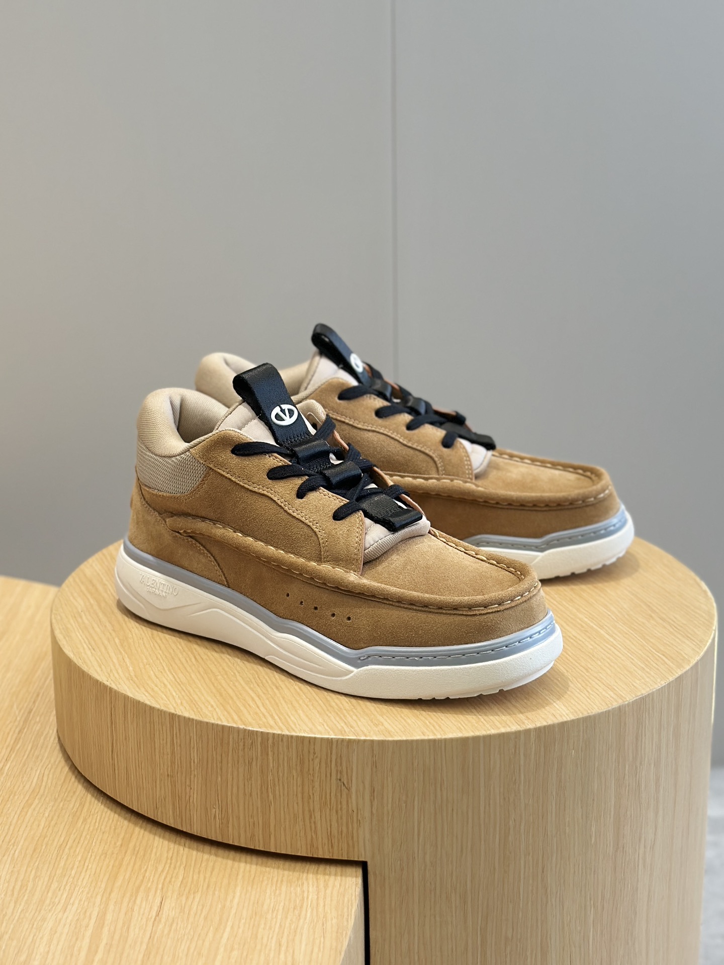 Image [3]-VALENTINO GARAVANI RUNBOOT MEN'S MID-TOP SHEEPSKIN SPORTSHOES-HAND-SEWED LEATHER- SIDE VALENTINO GARAVANI LOGO-HEEL AND TONGUE OVAL VLOGOS-RUBBER SOLESIZE:39-44 (38.45 made to order)P840-HIGH-FAME BAGS