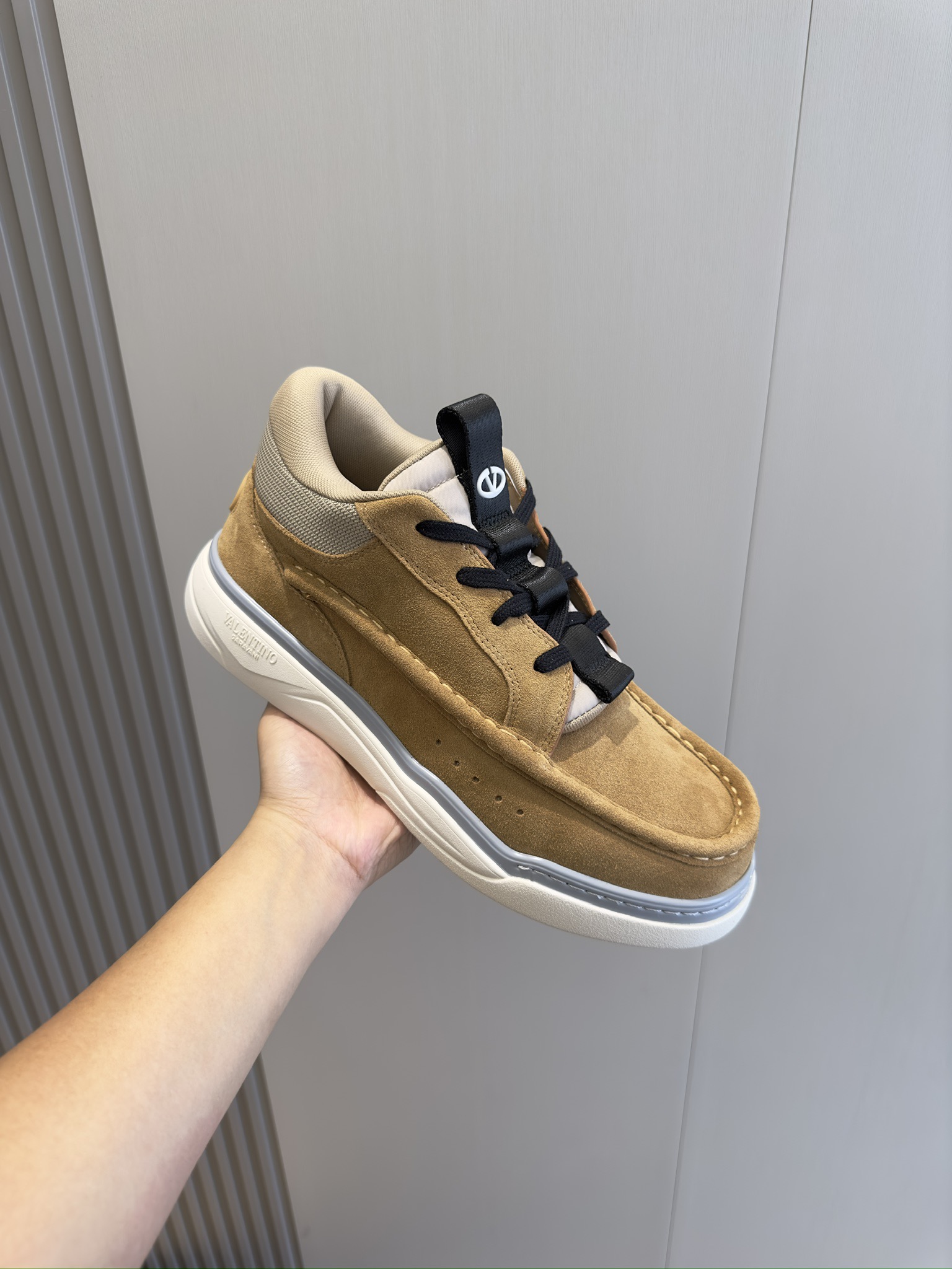 Image [5]-VALENTINO GARAVANI RUNBOOT MEN'S MID-TOP SHEEPSKIN SPORTSHOES-HAND-SEWED LEATHER- SIDE VALENTINO GARAVANI LOGO-HEEL AND TONGUE OVAL VLOGOS-RUBBER SOLESIZE:39-44 (38.45 made to order)P840-HIGH-FAME BAGS