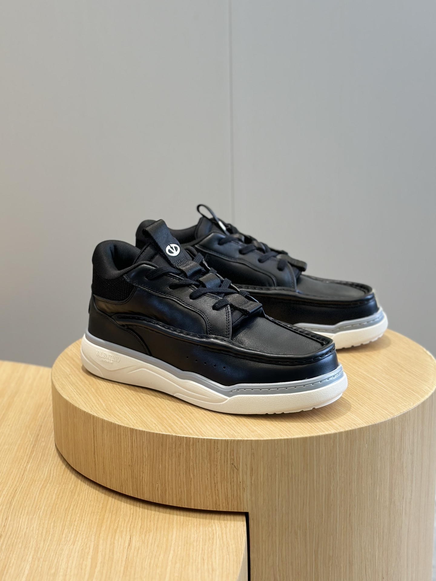 Image [3]-VALENTINO GARAVANI RUNBOOT MEN'S MID-TOP SHEEPSKIN SPORTSHOES-HAND-SEWED LEATHER- SIDE VALENTINO GARAVANI LOGO-HEEL AND TONGUE OVAL VLOGOS-RUBBER SOLESIZE:39-44 (38.45 made to order)P840-HIGH-FAME BAGS
