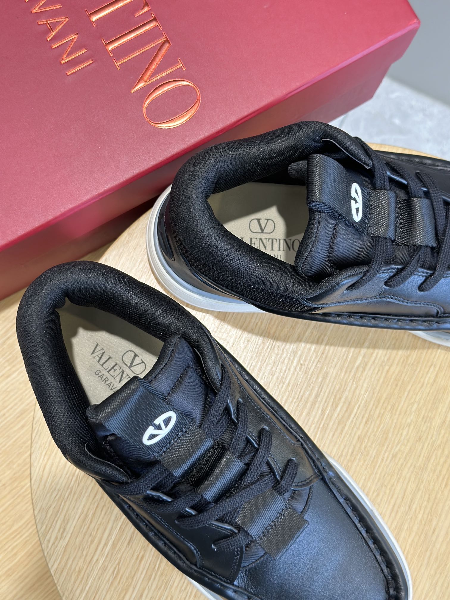 Image [8]-VALENTINO GARAVANI RUNBOOT MEN'S MID-TOP SHEEPSKIN SPORTSHOES-HAND-SEWED LEATHER- SIDE VALENTINO GARAVANI LOGO-HEEL AND TONGUE OVAL VLOGOS-RUBBER SOLESIZE:39-44 (38.45 made to order)P840-HIGH-FAME BAGS