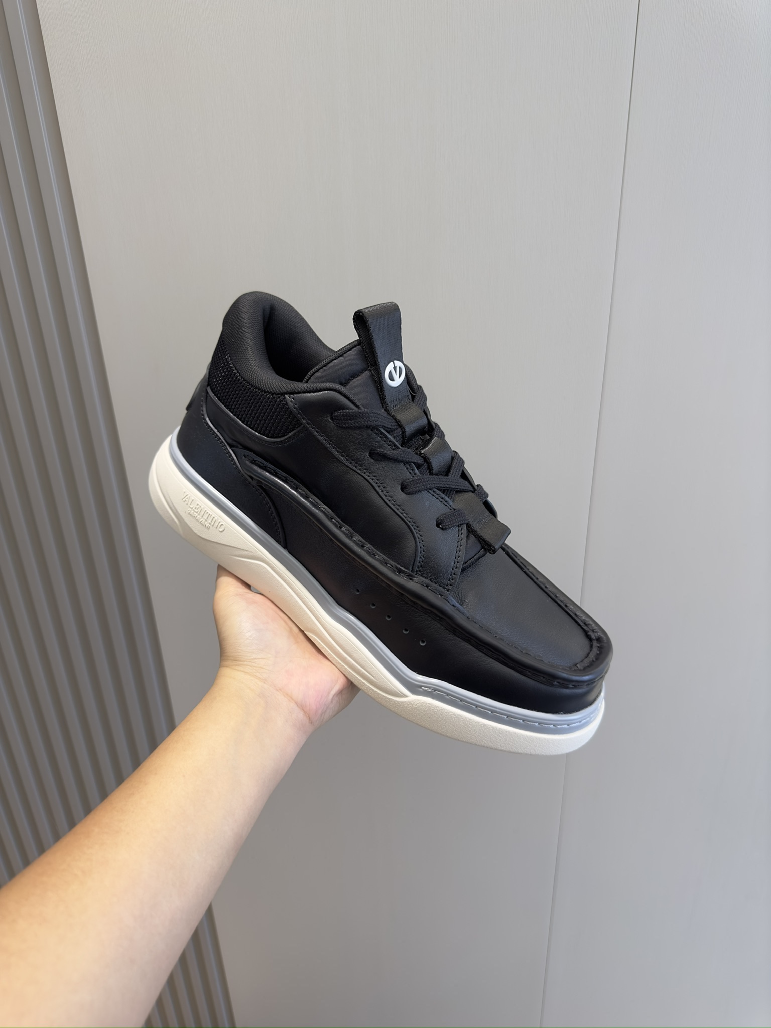 Image [5]-VALENTINO GARAVANI RUNBOOT MEN'S MID-TOP SHEEPSKIN SPORTSHOES-HAND-SEWED LEATHER- SIDE VALENTINO GARAVANI LOGO-HEEL AND TONGUE OVAL VLOGOS-RUBBER SOLESIZE:39-44 (38.45 made to order)P840-HIGH-FAME BAGS