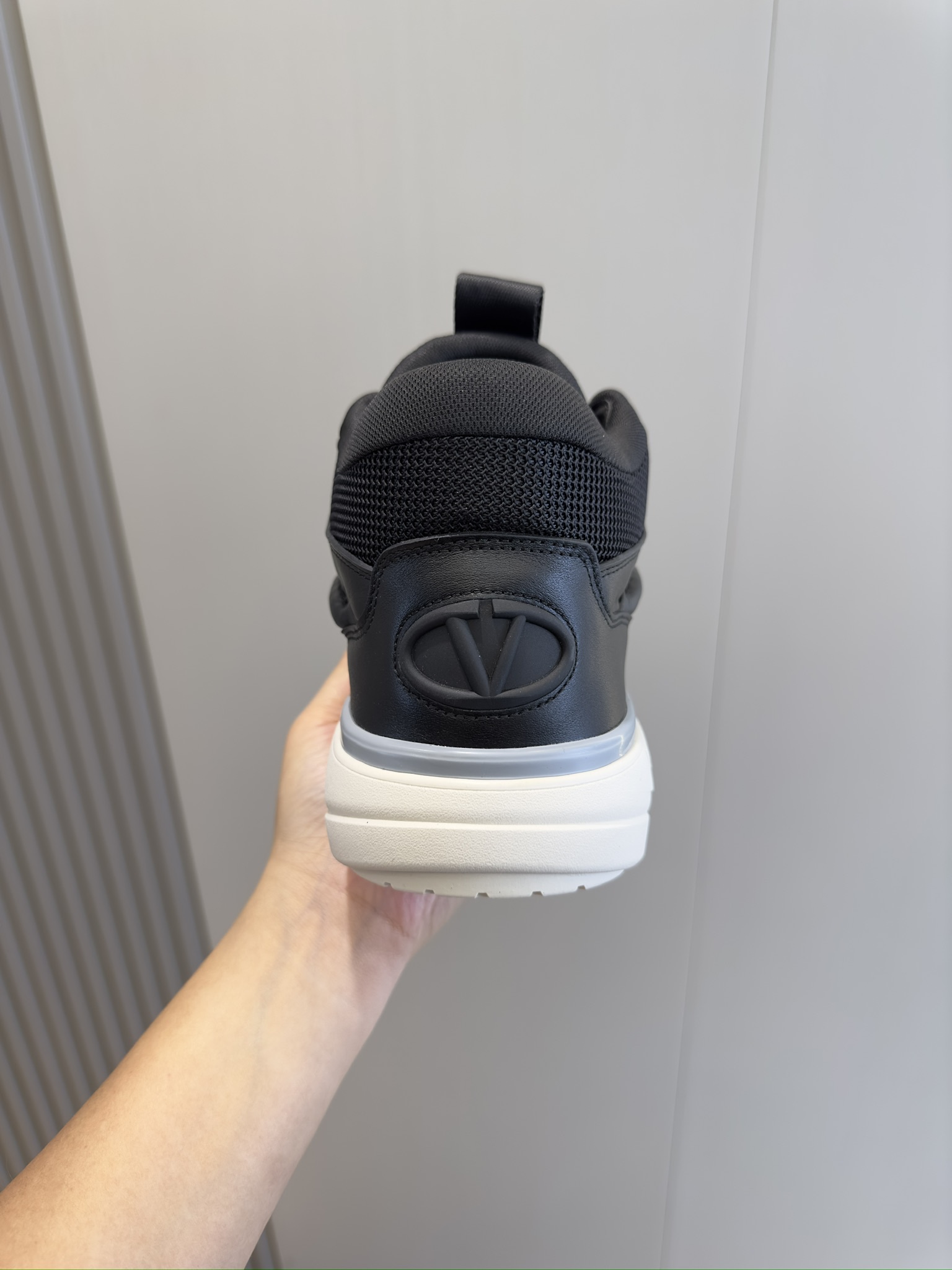 Image [6]-VALENTINO GARAVANI RUNBOOT MEN'S MID-TOP SHEEPSKIN SPORTSHOES-HAND-SEWED LEATHER- SIDE VALENTINO GARAVANI LOGO-HEEL AND TONGUE OVAL VLOGOS-RUBBER SOLESIZE:39-44 (38.45 made to order)P840-HIGH-FAME BAGS