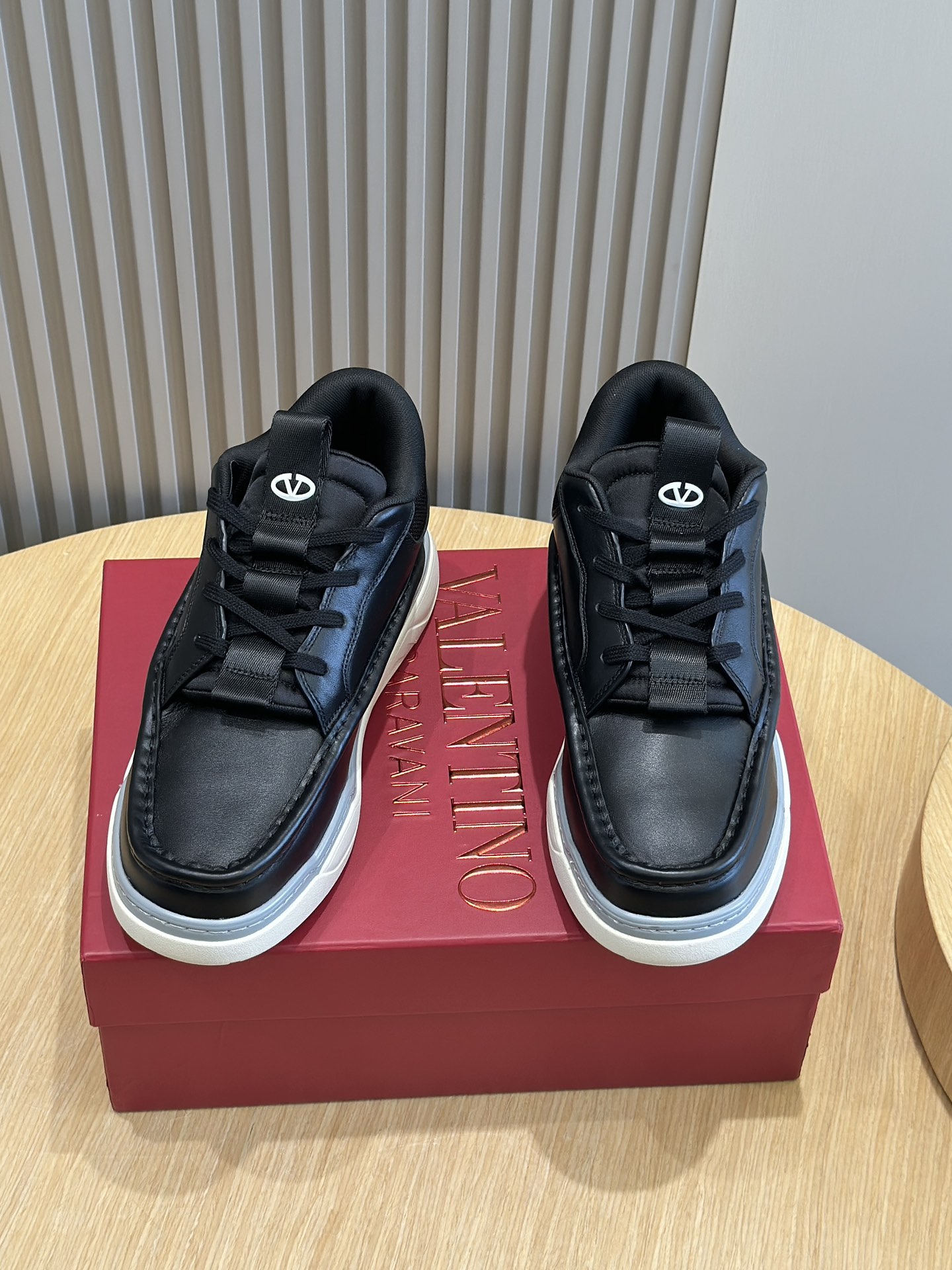 Image [1]-VALENTINO GARAVANI RUNBOOT MEN'S MID-TOP SHEEPSKIN SPORTSHOES-HAND-SEWED LEATHER- SIDE VALENTINO GARAVANI LOGO-HEEL AND TONGUE OVAL VLOGOS-RUBBER SOLESIZE:39-44 (38.45 made to order)P840-HIGH FASHION BAGS