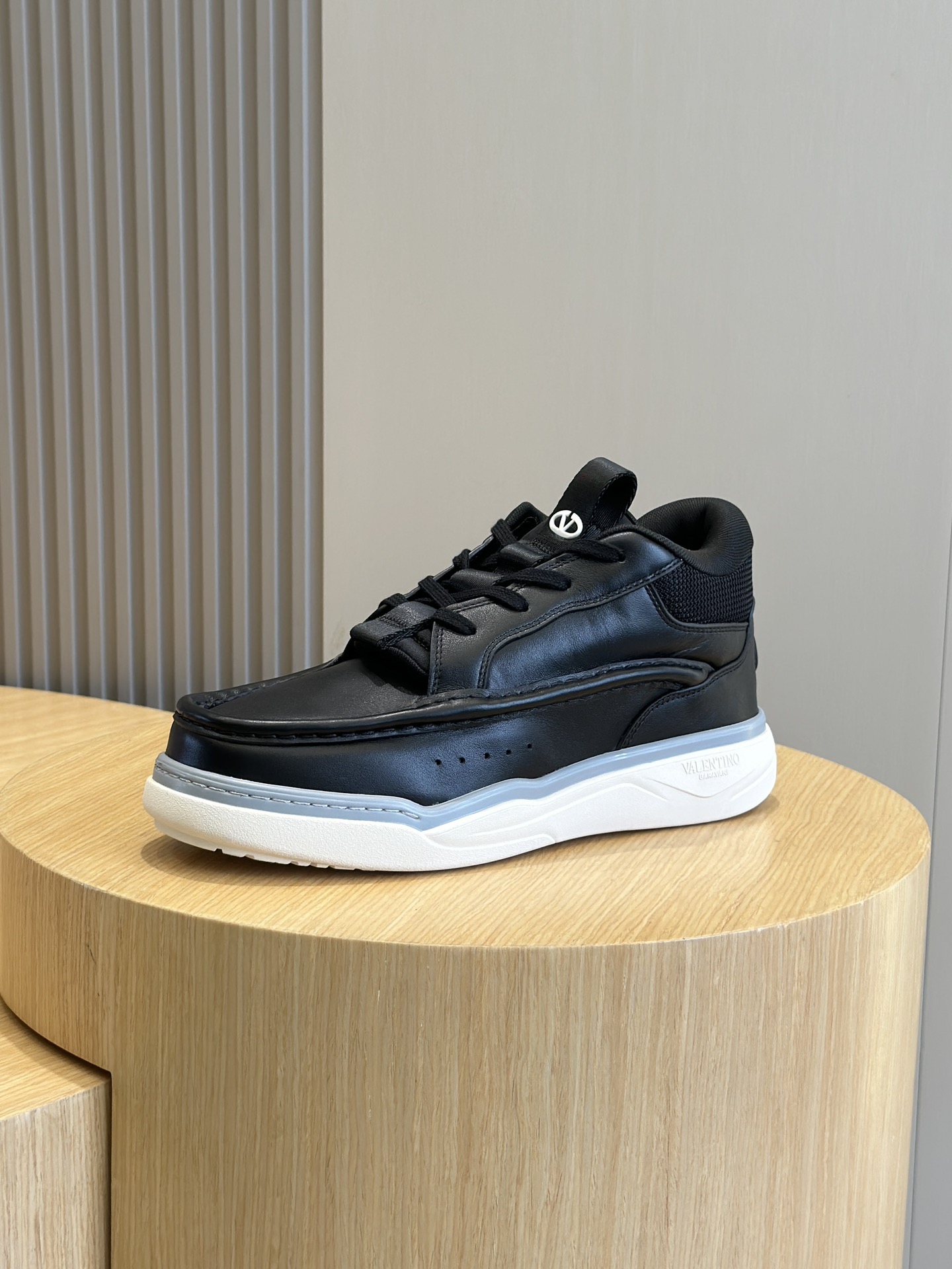 Image [2]-VALENTINO GARAVANI RUNBOOT MEN'S MID-TOP SHEEPSKIN SPORTSHOES-HAND-SEWED LEATHER- SIDE VALENTINO GARAVANI LOGO-HEEL AND TONGUE OVAL VLOGOS-RUBBER SOLESIZE:39-44 (38.45 made to order)P840-HIGH-FAME BAGS