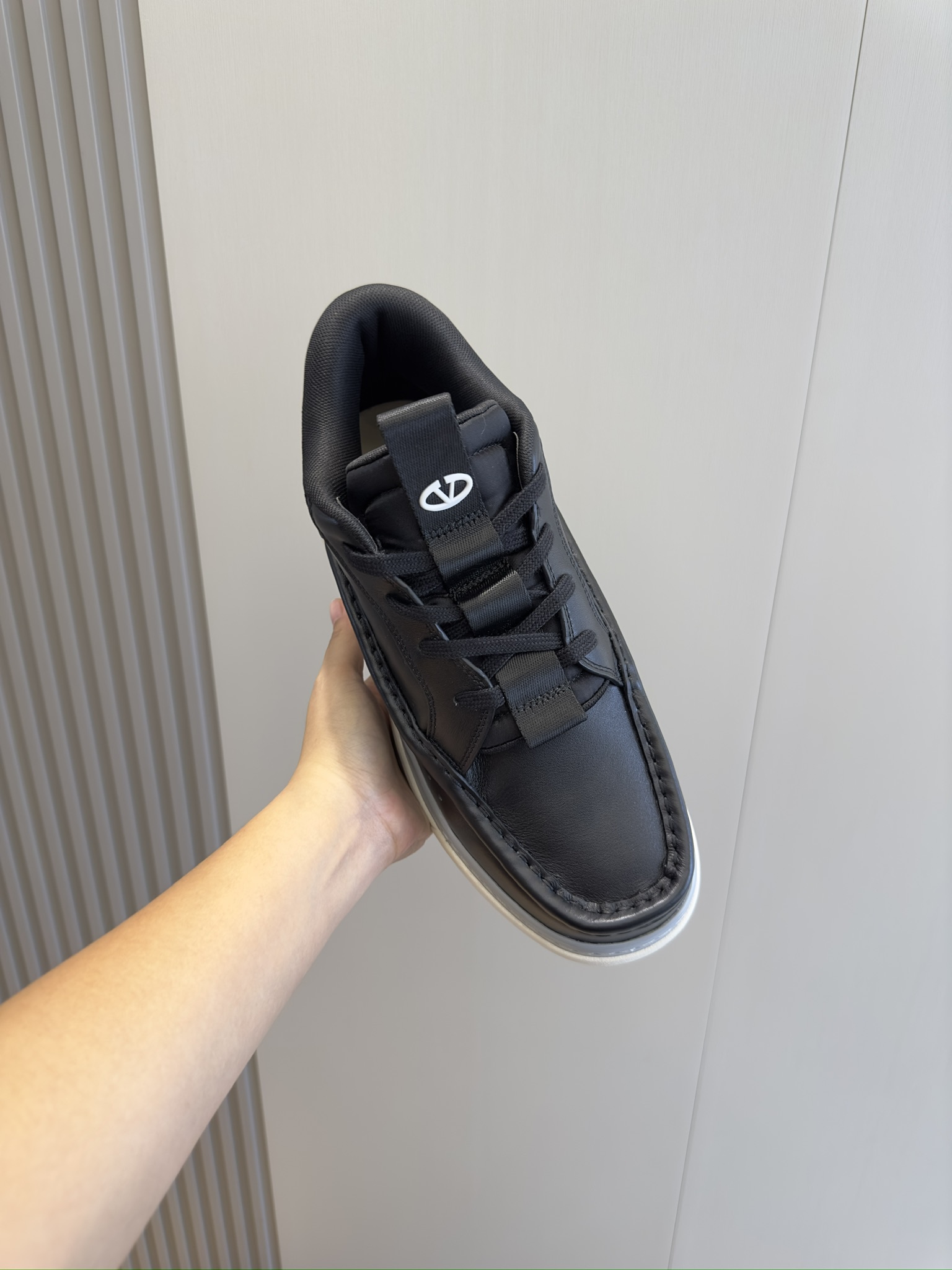 Image [4]-VALENTINO GARAVANI RUNBOOT MEN'S MID-TOP SHEEPSKIN SPORTSHOES-HAND-SEWED LEATHER- SIDE VALENTINO GARAVANI LOGO-HEEL AND TONGUE OVAL VLOGOS-RUBBER SOLESIZE:39-44 (38.45 made to order)P840-HIGH-FAME BAGS