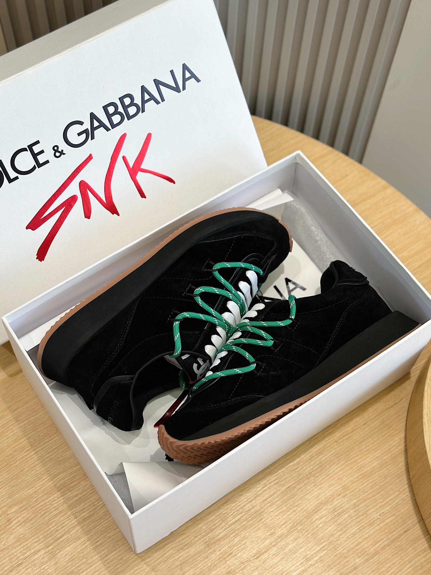 Dolce Gabbana DG Runner suede sneakersNew DG Runner suede sneakers with ultra-lightweight upper embellished with calfskin detailsDry modern shoesDouble laces for characterDGRunner suede sneakers: micro-injection molded Dolce&Gabbana logoFlat lace-up heel with column lace-up - DG logo Tongue-tagged calf leather insoleRubber insole with logoSize:39-44 (38.45 customized)P800-High-fashion factory