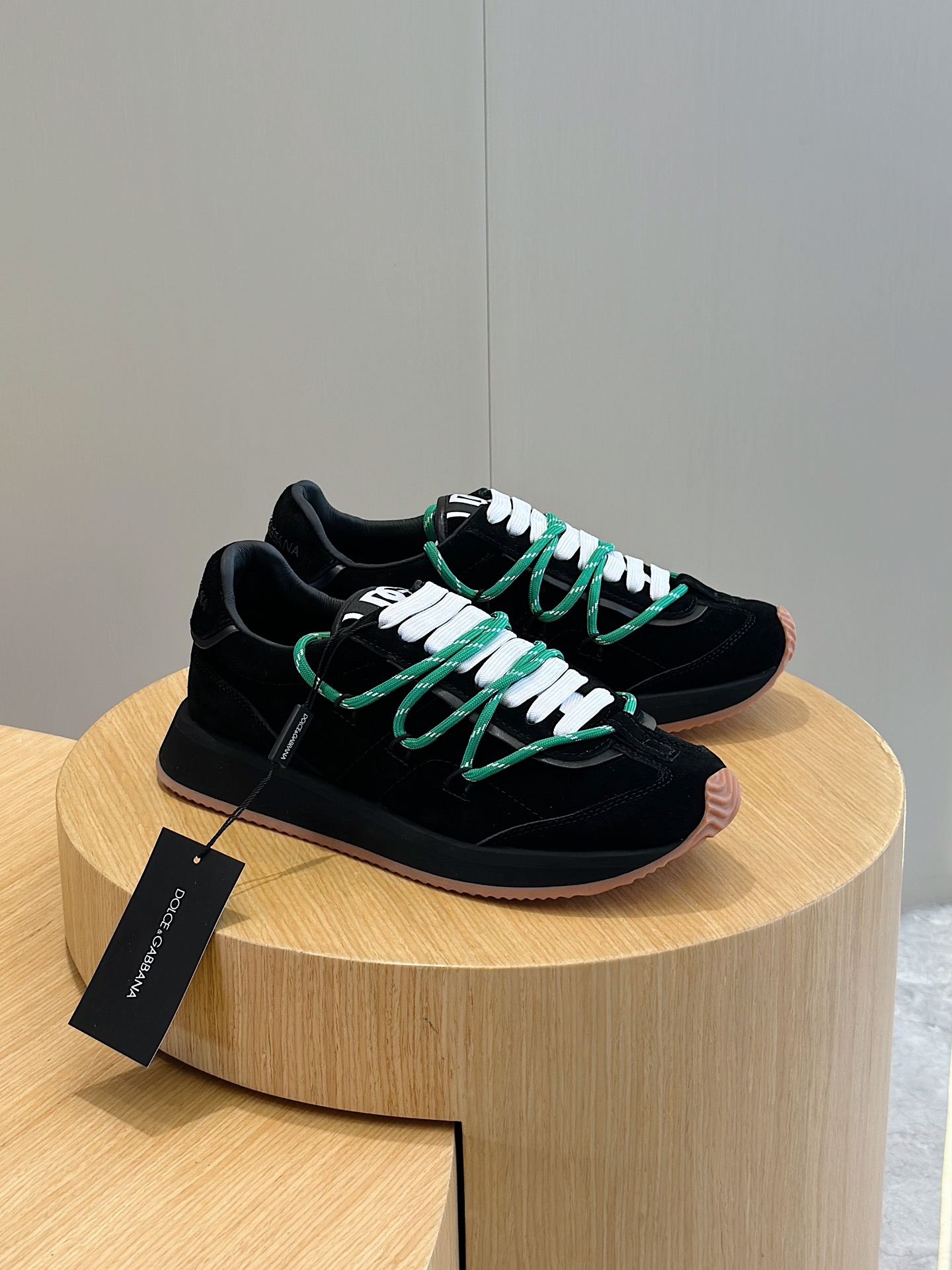 Dolce Gabbana DG Runner suede sneakersNew DG Runner suede sneakers with ultra-lightweight upper embellished with calfskin detailsDry modern shoesDouble laces for characterDGRunner suede sneakers: micro-injection molded Dolce&Gabbana logoFlat lace-up heel with column lace-up - DG logo Tongue-tagged calf leather insoleRubber insole with logoSize:39-44 (38.45 customized)P800-High-fashion factory